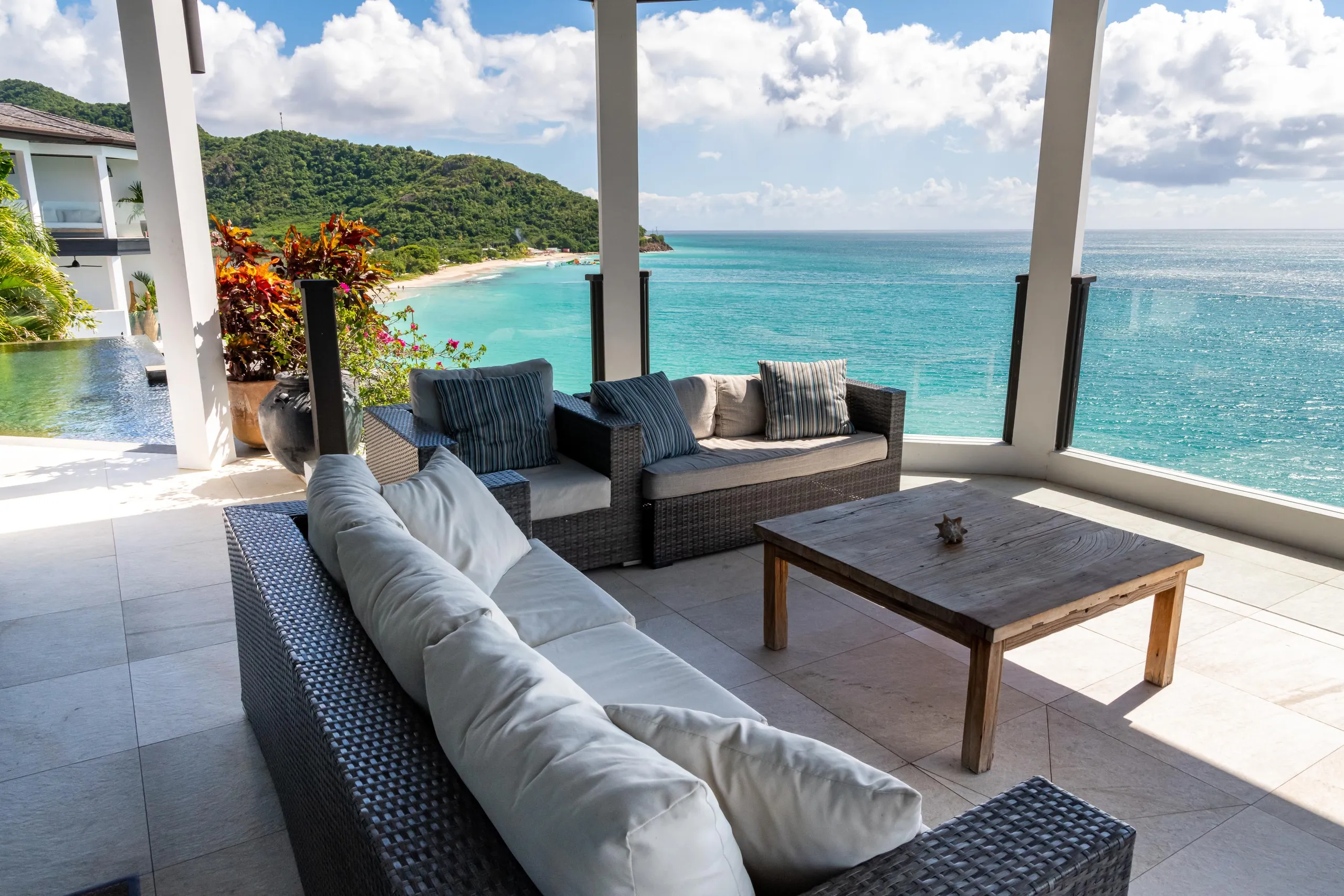 Oceanfront Four Bedroom Villa with Infinity Pool, and 180-degree Panoramic Sea Views — photograph 6