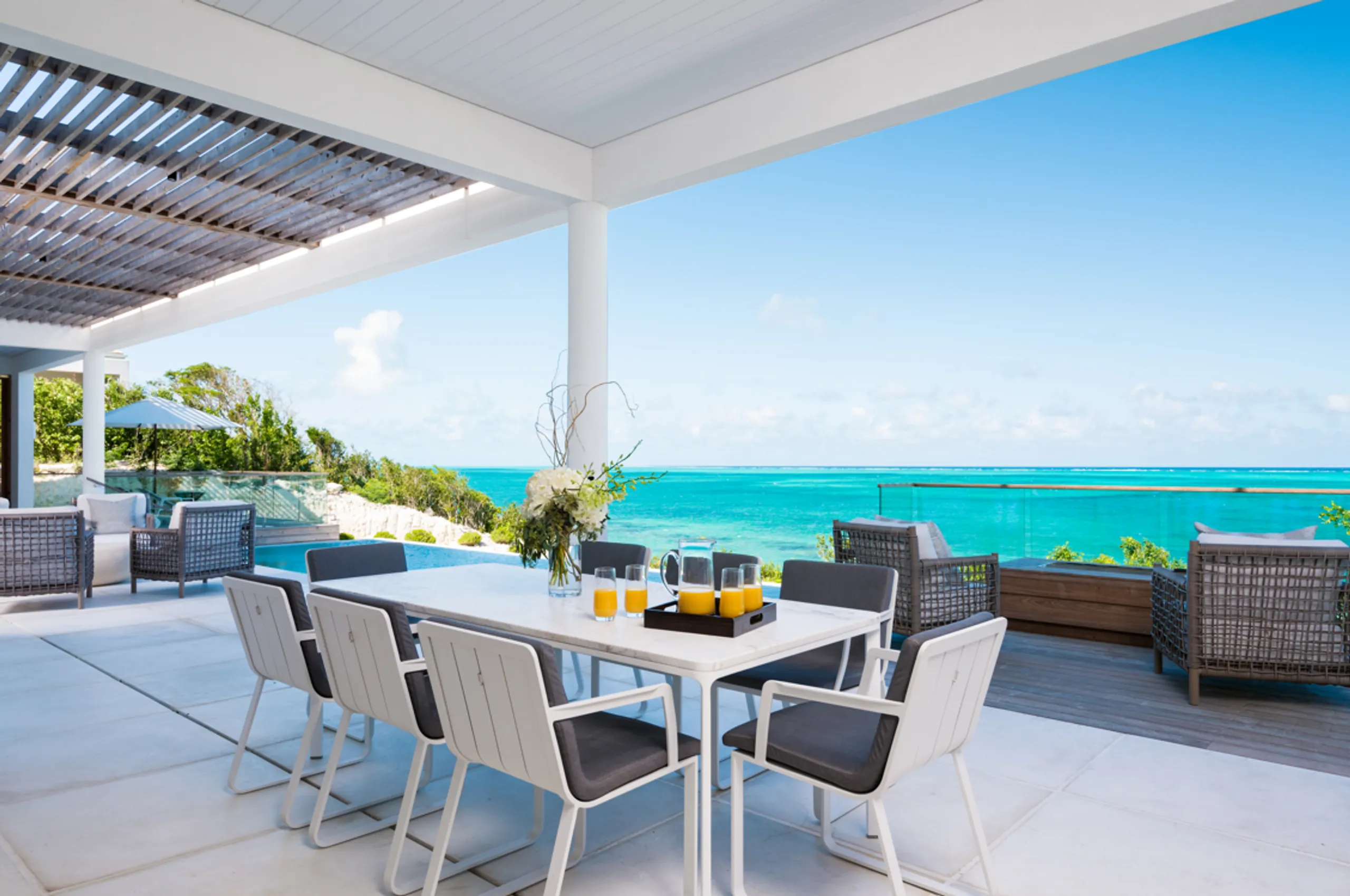 Secluded Charm and Luxury: North Shore's 5-Bedroom Beachfront Villa with Infinity Pool and Ocean Views — photograph 11