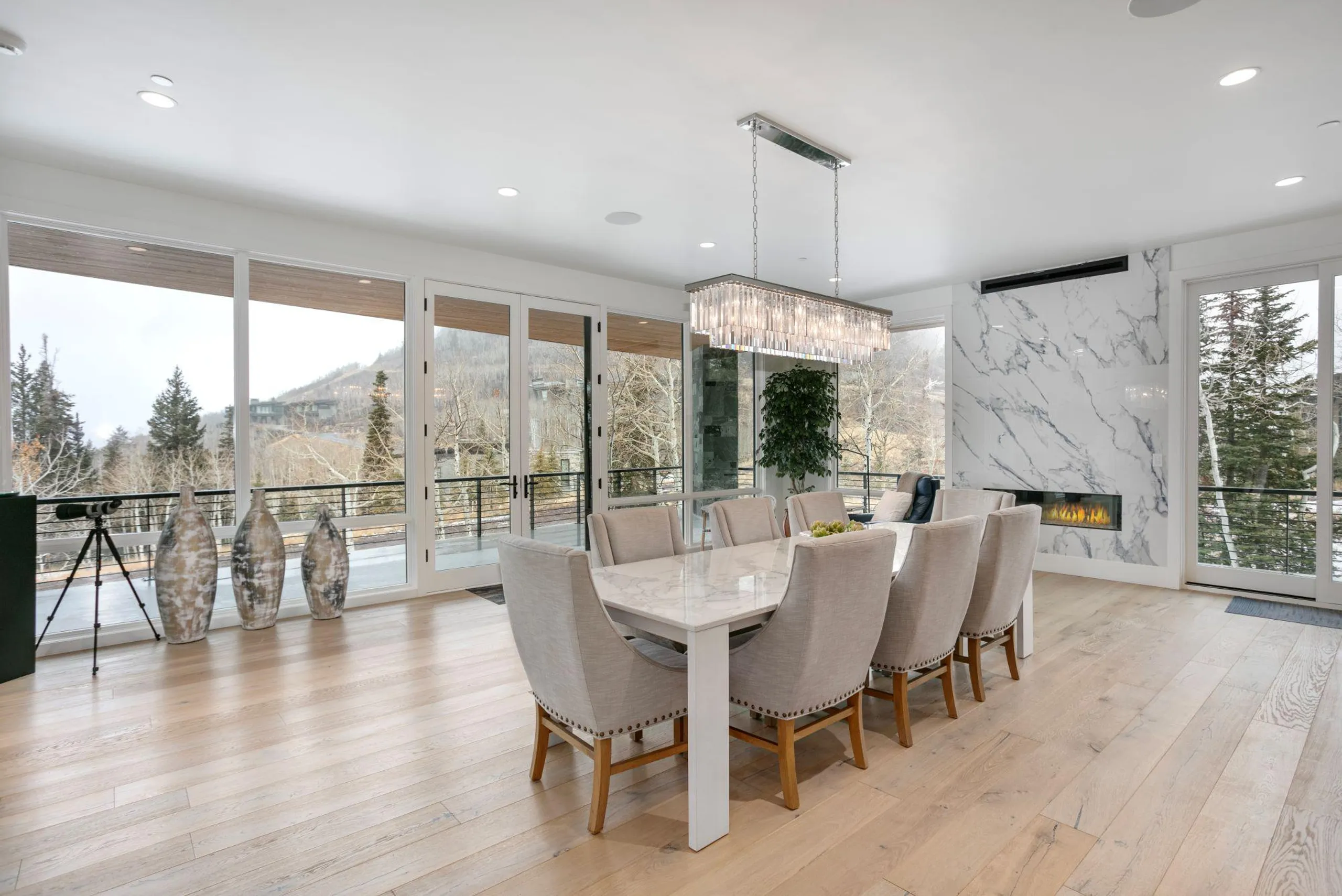Stunning Luxury Ski Chalet with Jacuzzi and Fitness Room — photograph 6