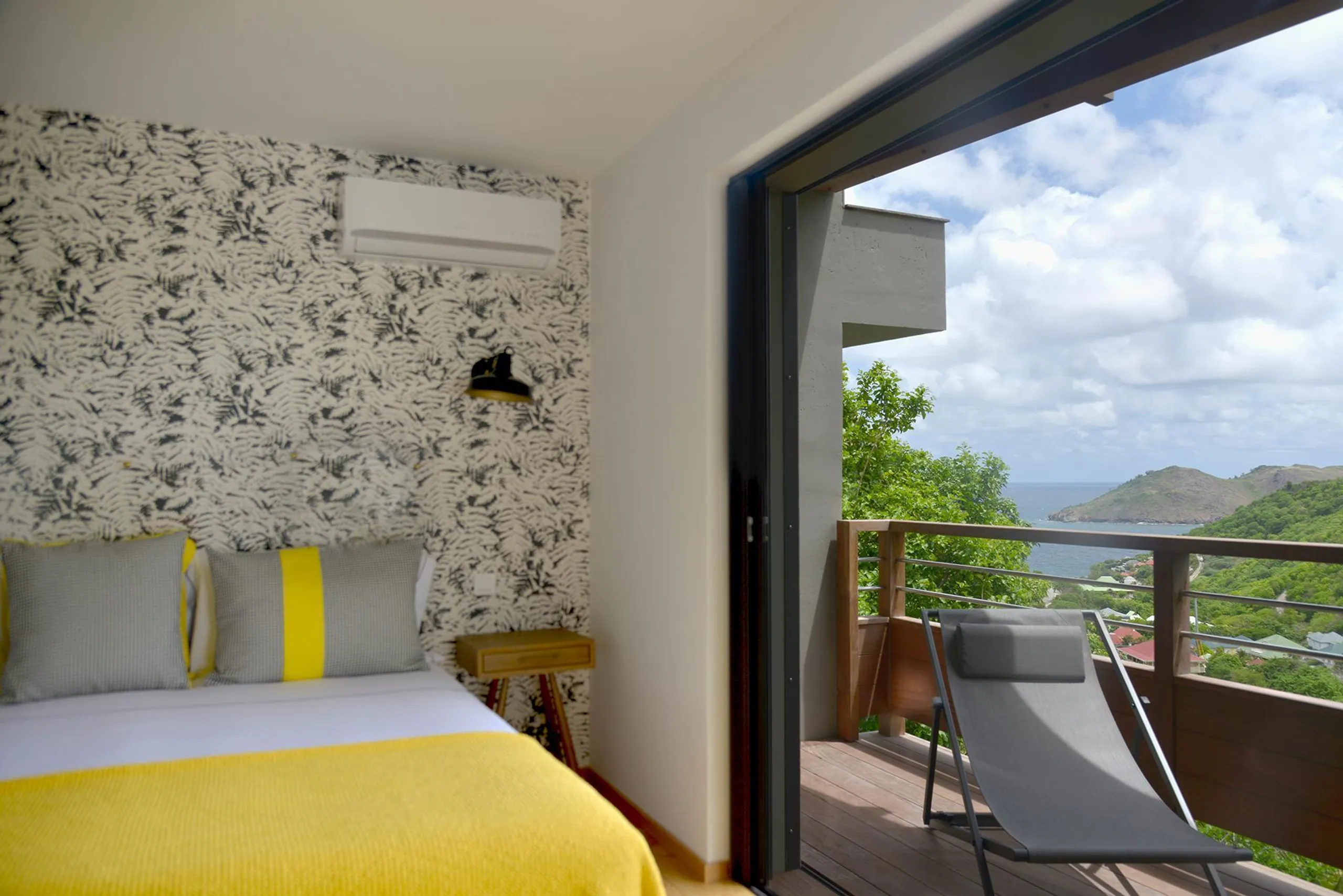 Serene Tropical Estate with Infinity Pool and Sweeping Ocean Views — photograph 11