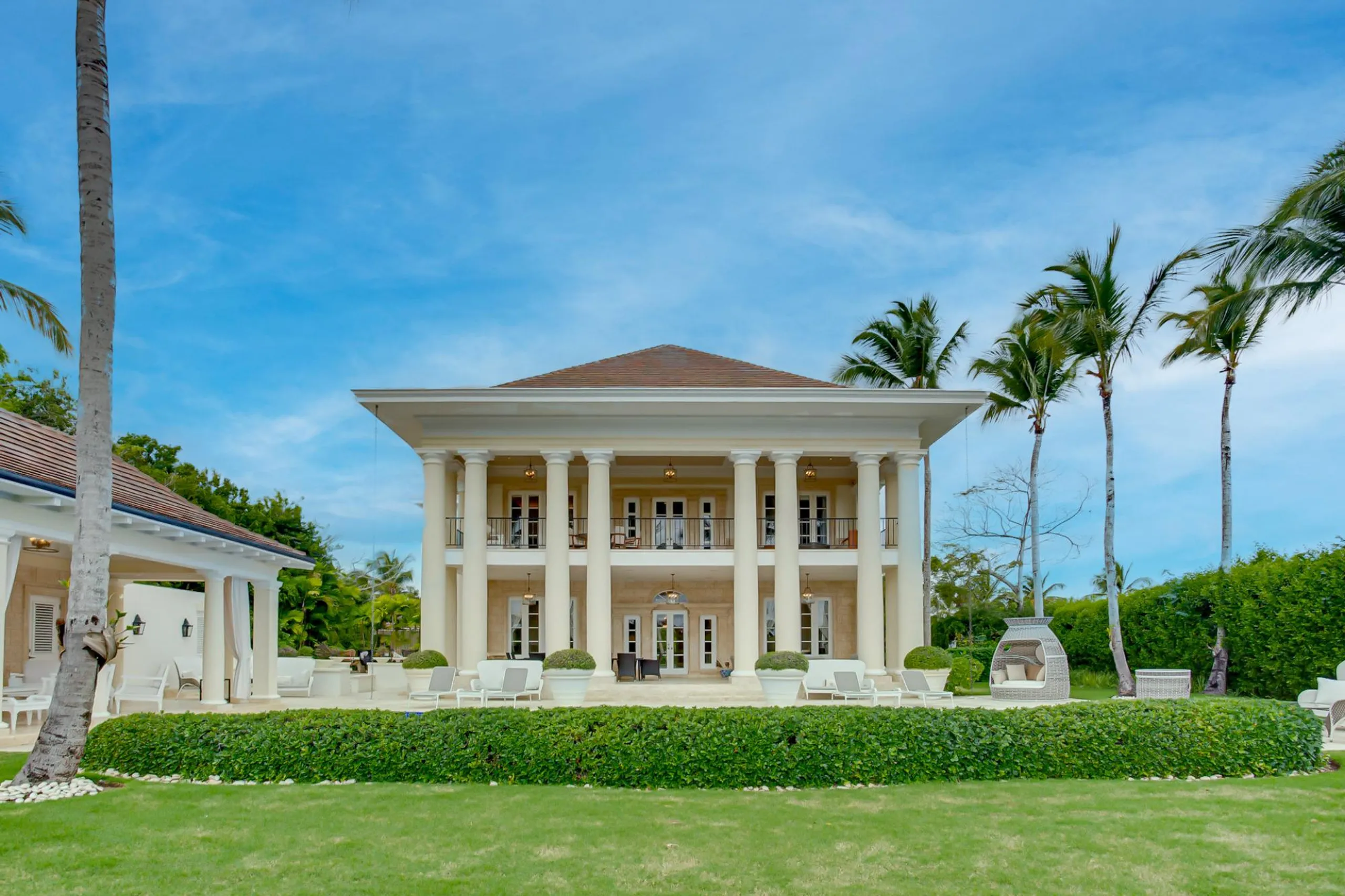 Majestic 7 Bedroom Villa with Private Pool and Lush Surroundings — photograph 8