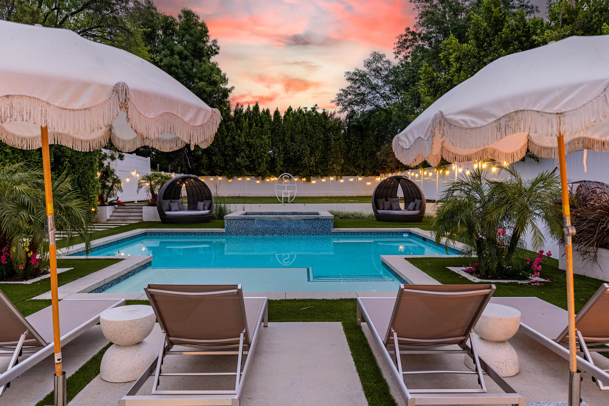 Exclusive Tarzana Haven with Private Pool, Spa and Stone Fireplace — photograph 6