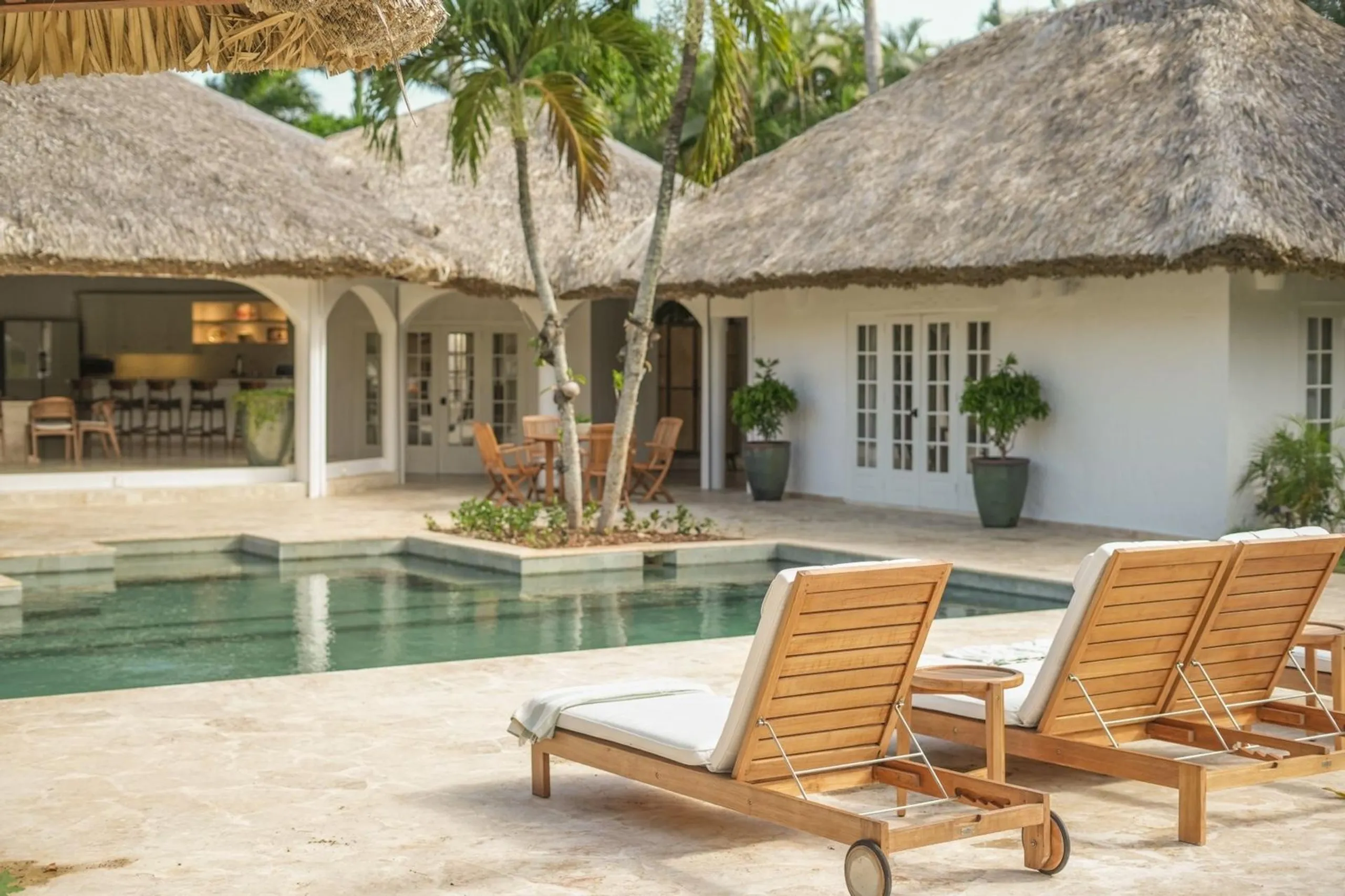 Tropical 4-Bedroom Villa with Golf Course Views & Beach Access — photograph 3