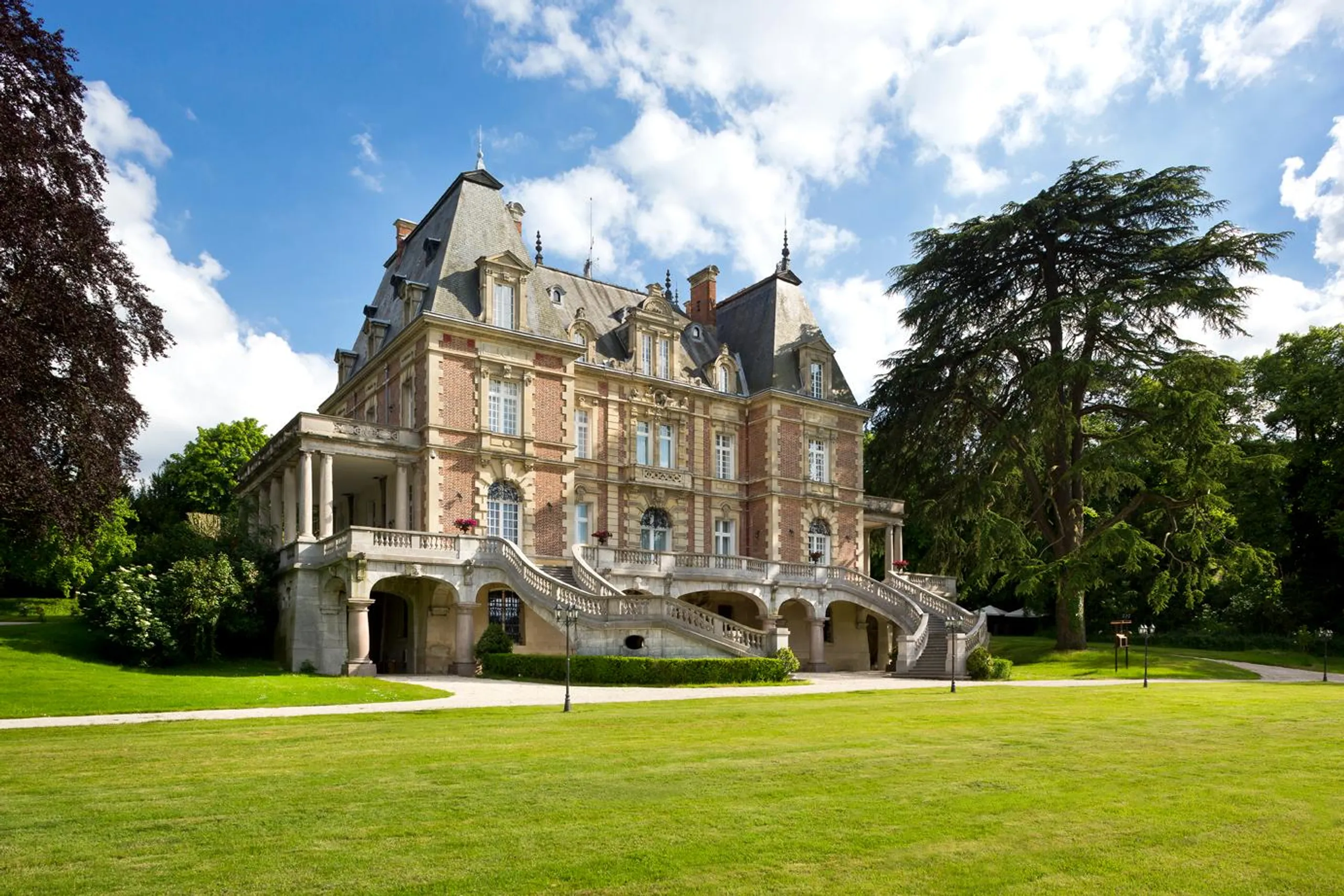 Unveiling Elegance Retreat with 5 Suites and Breathtaking Garden, France