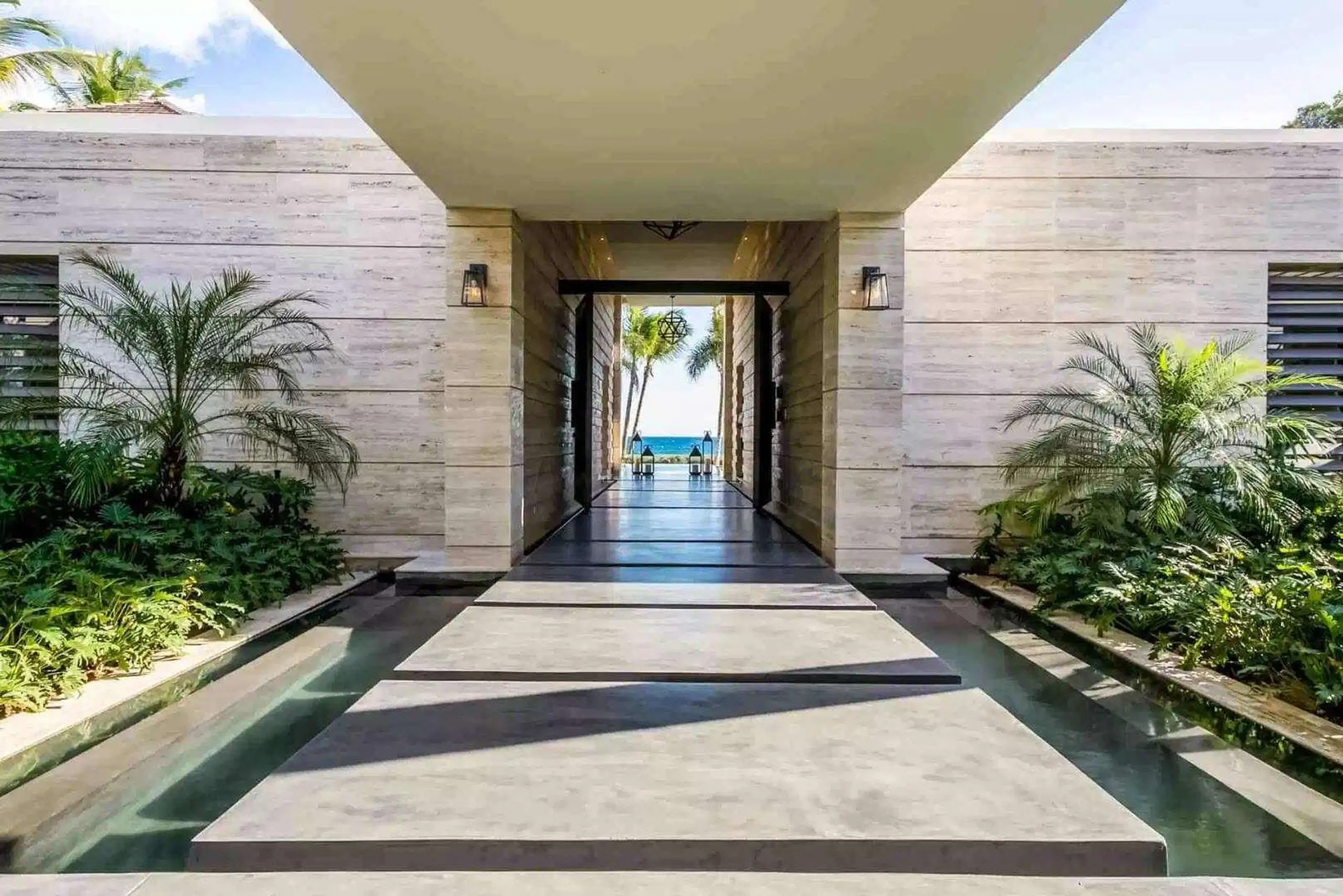 Casa de Campo's Sophisticated Contemporary Overlooking the Caribbean Sea — photograph 4