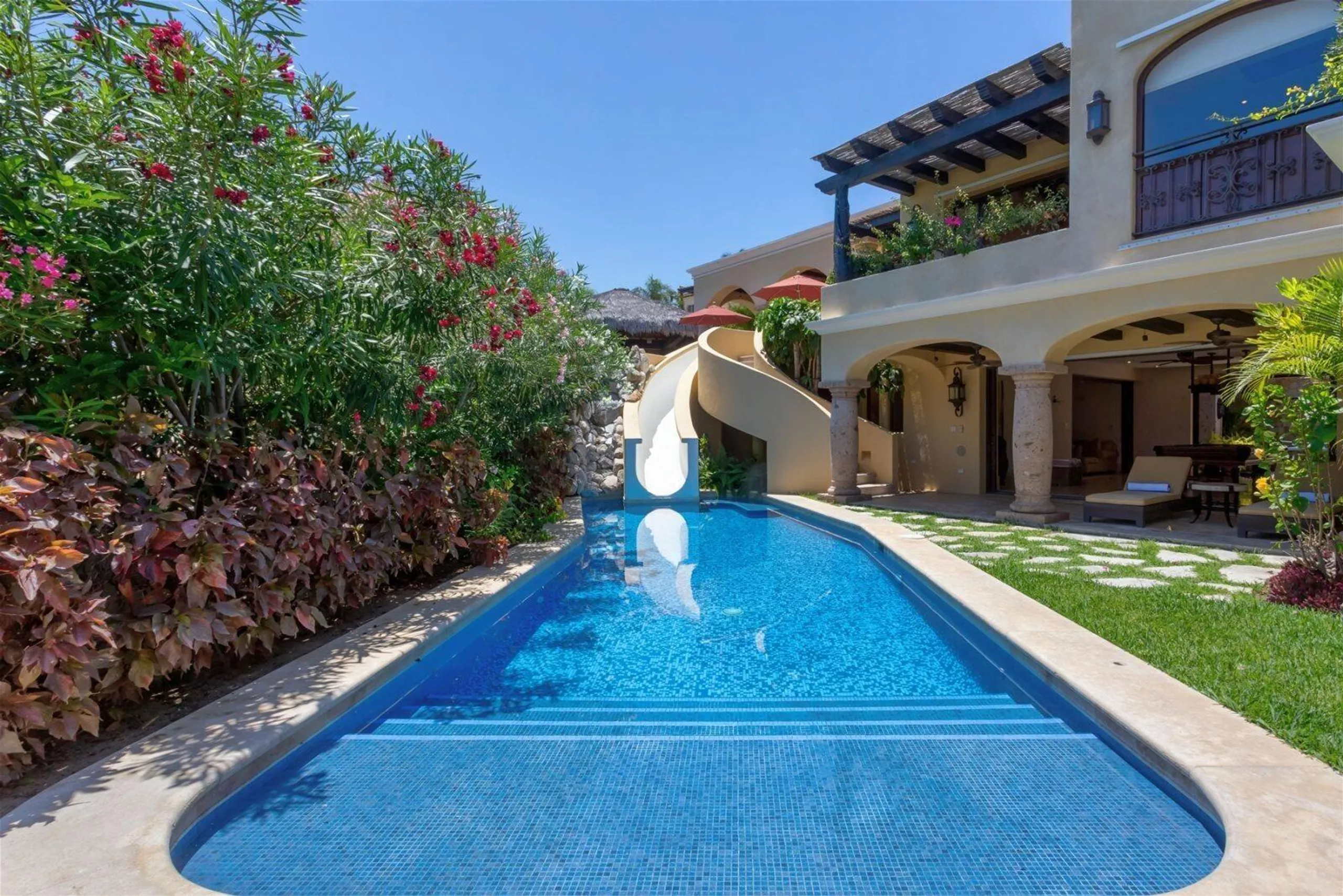 Majestic View Estate with Infinity Pool overlooking the 12th Hole Golf Course — photograph 3