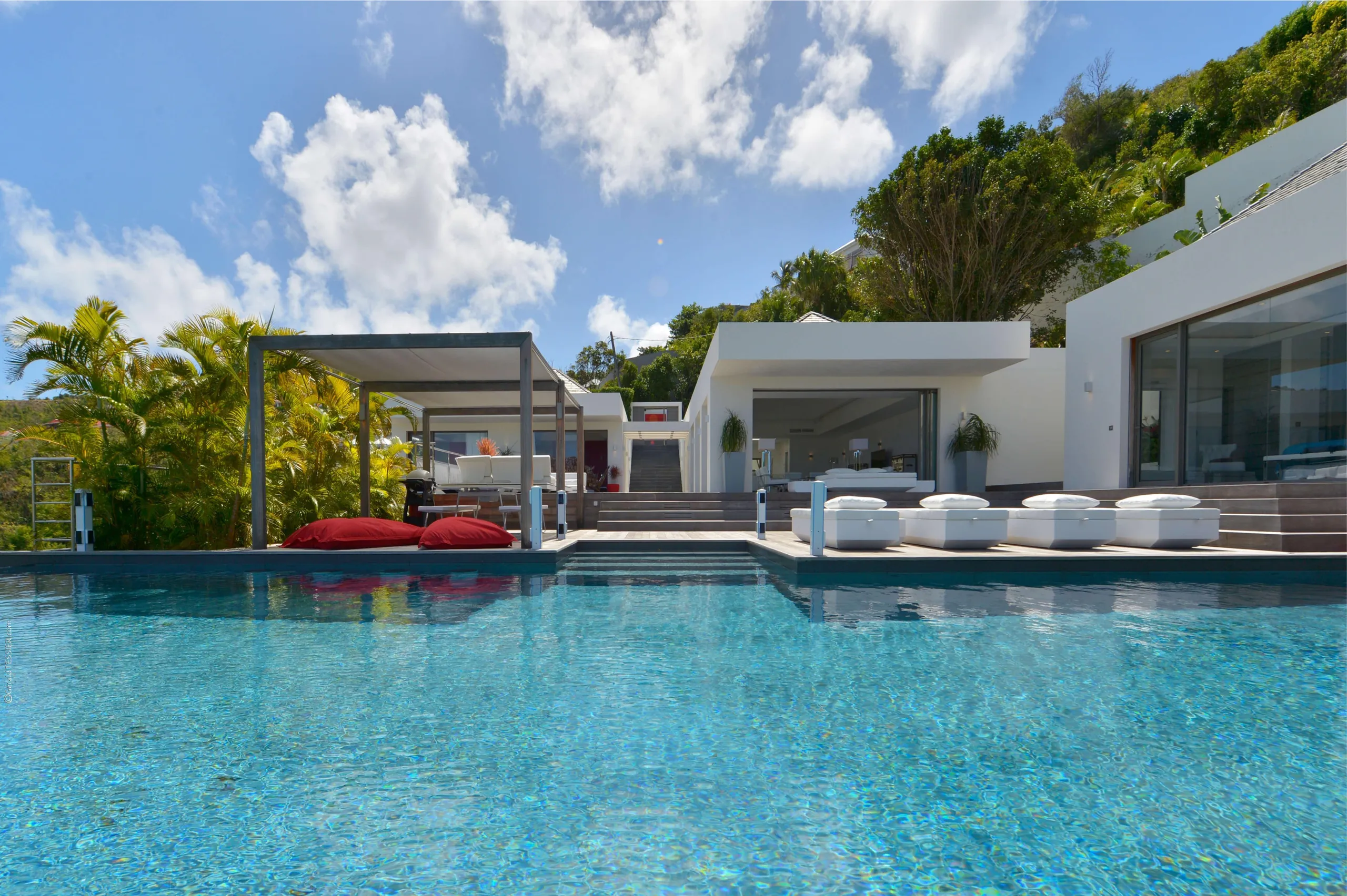 Luxury Villa Oasis: Serene Hillside Retreat with Infinity Pool in St-Barts — photograph 5