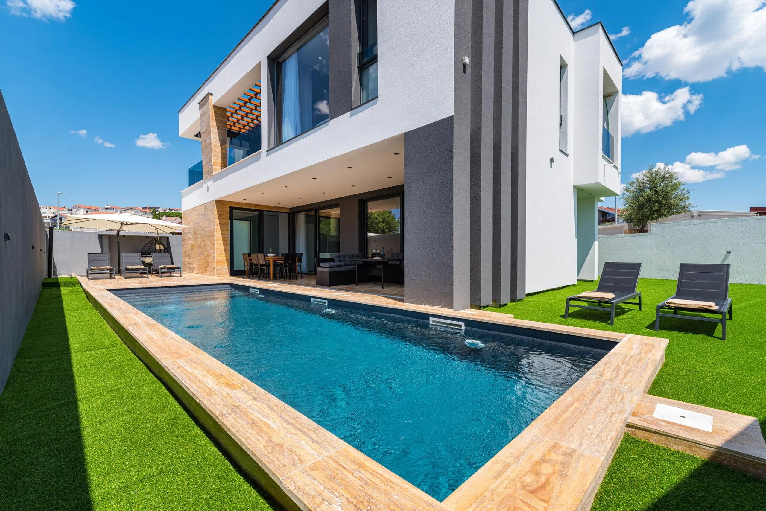 Breathtakingly Beautiful Villa with Dual Pools and Spectacular Views — photograph 2