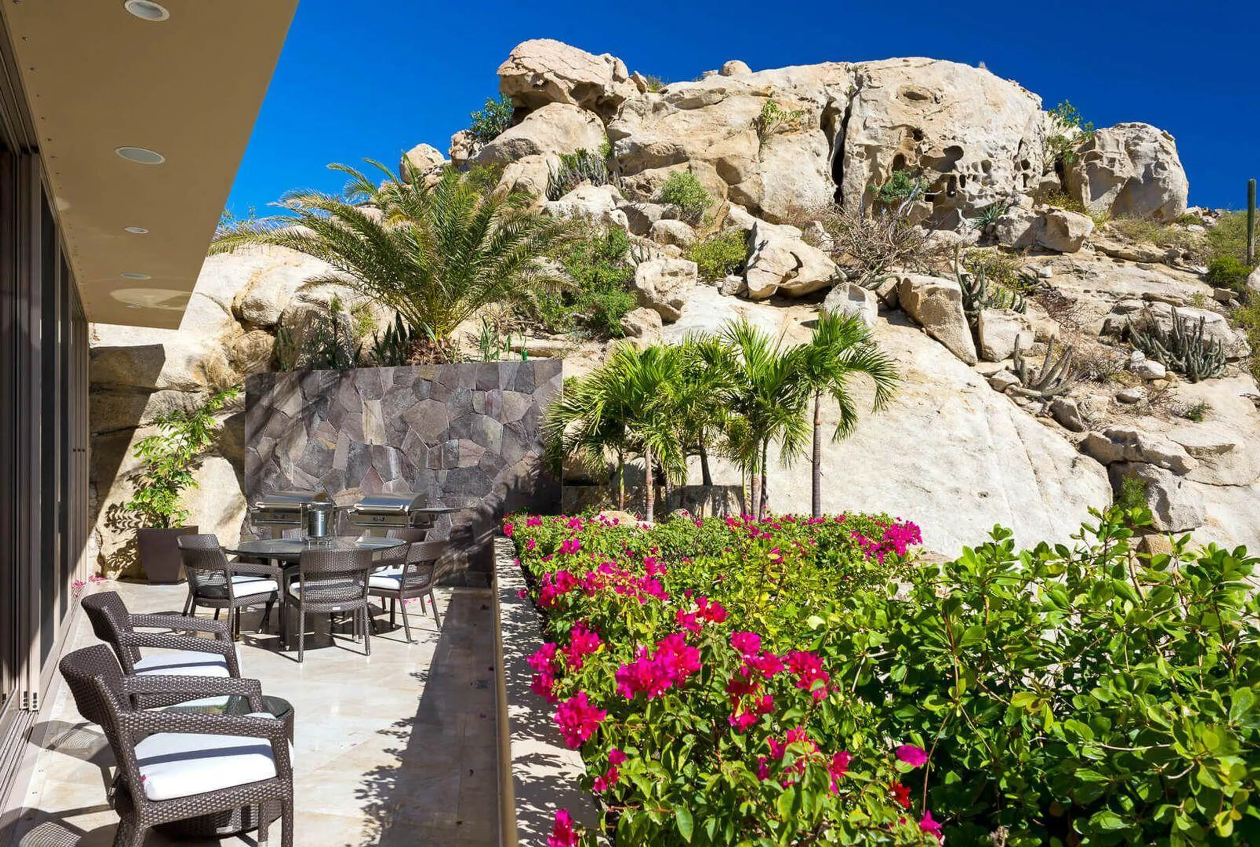 Modern Pedregal Luxe Retreat with Private Pool and Sweeping Views — photograph 9