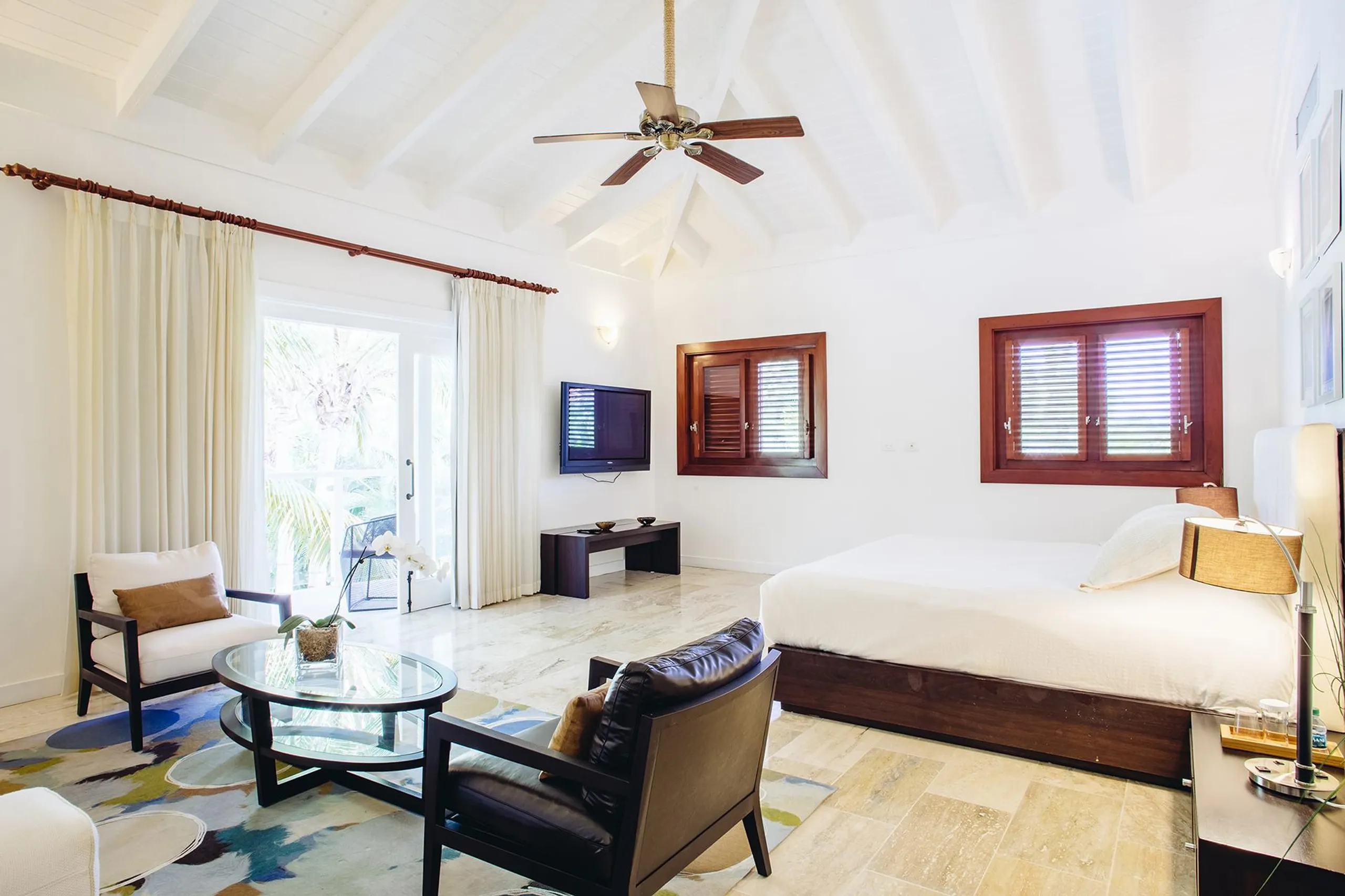 Contemporary Caribbean Retreat with Lush Gardens and Golf Course Views — photograph 12