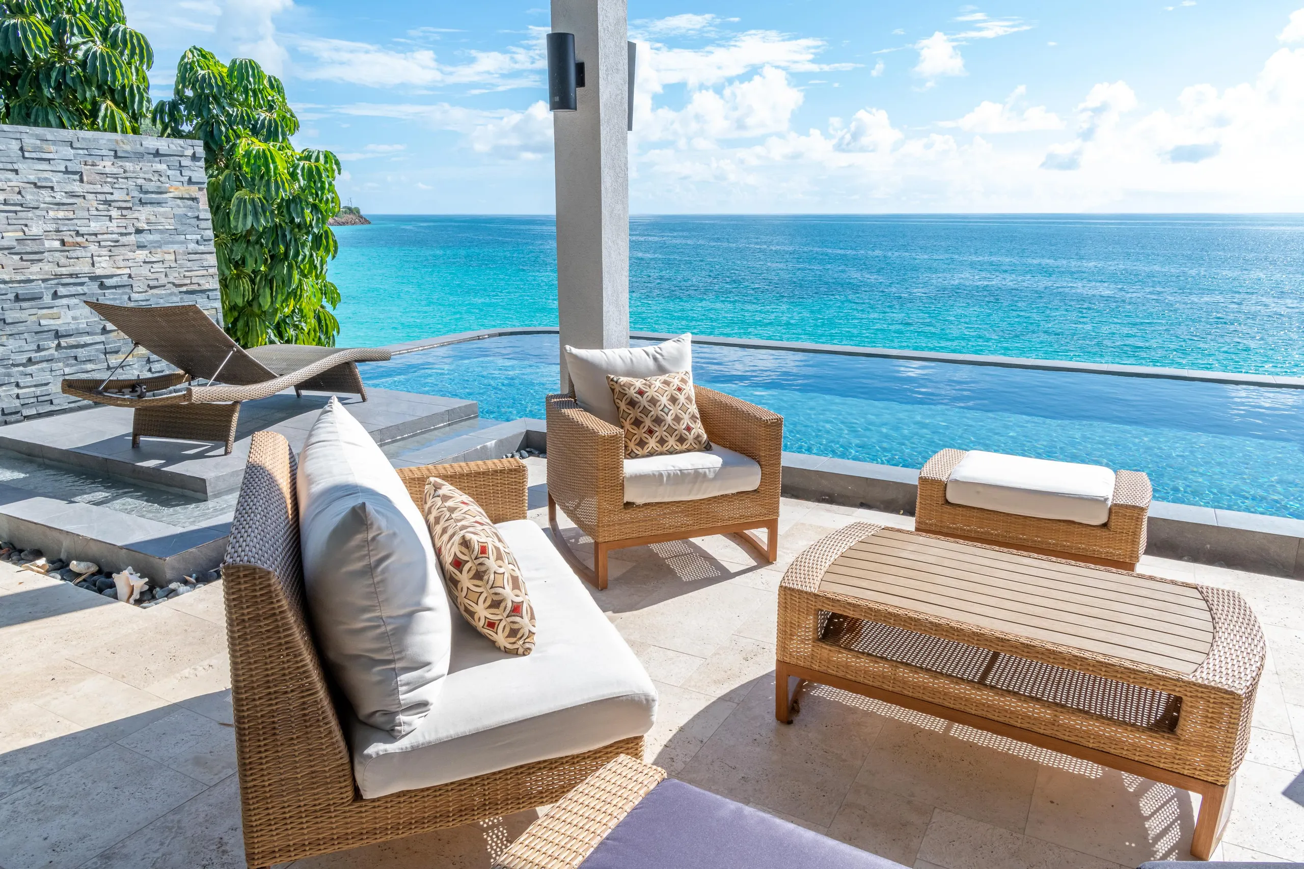 Indulgent Four-Bedroom Villa with Wrap-Around Infinity Pool, Private Gardens and Ocean Views — photograph 4