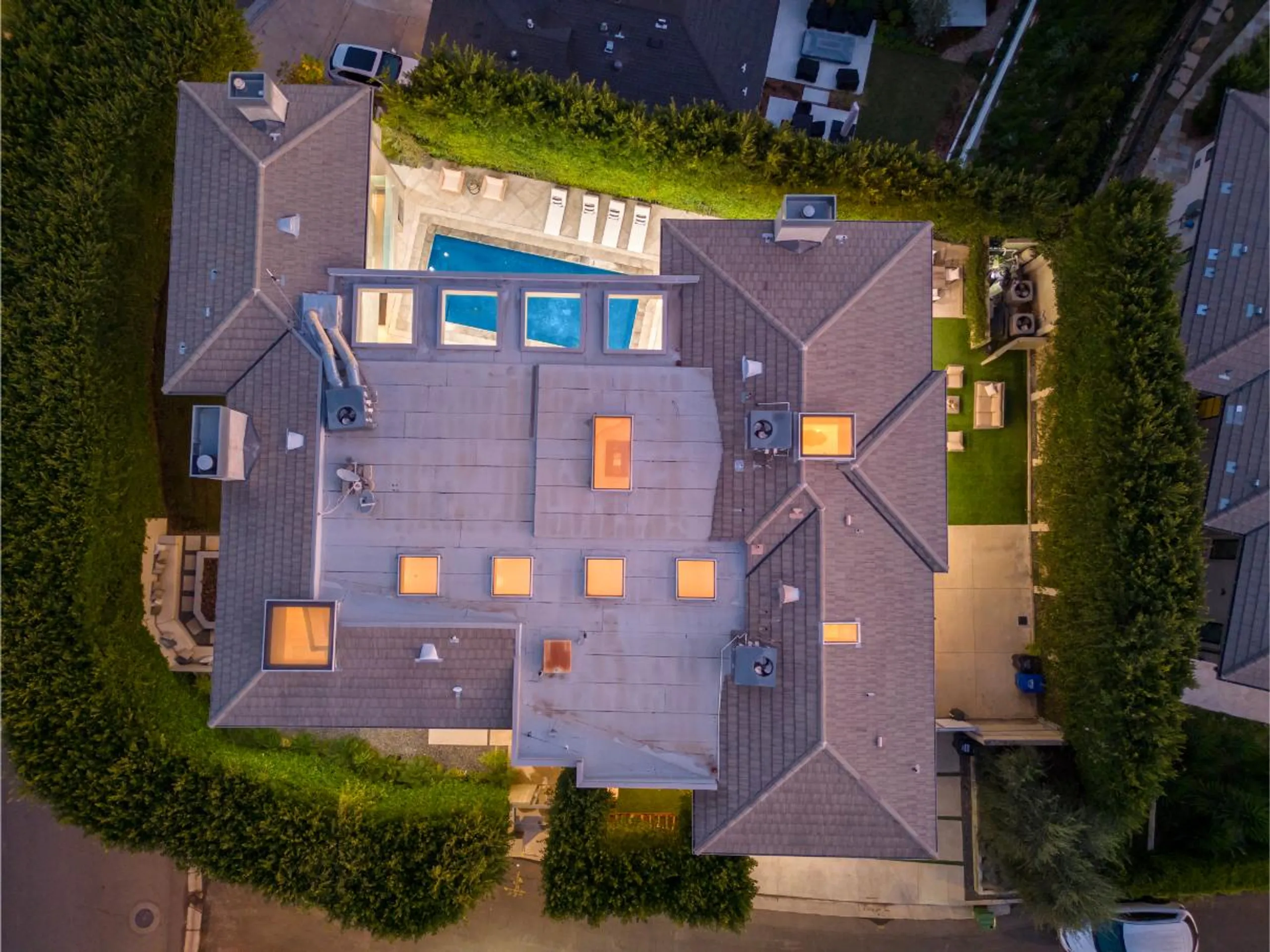Imposing Contemporary Villa with Pool and Indoor-Outdoor Living — photograph 5