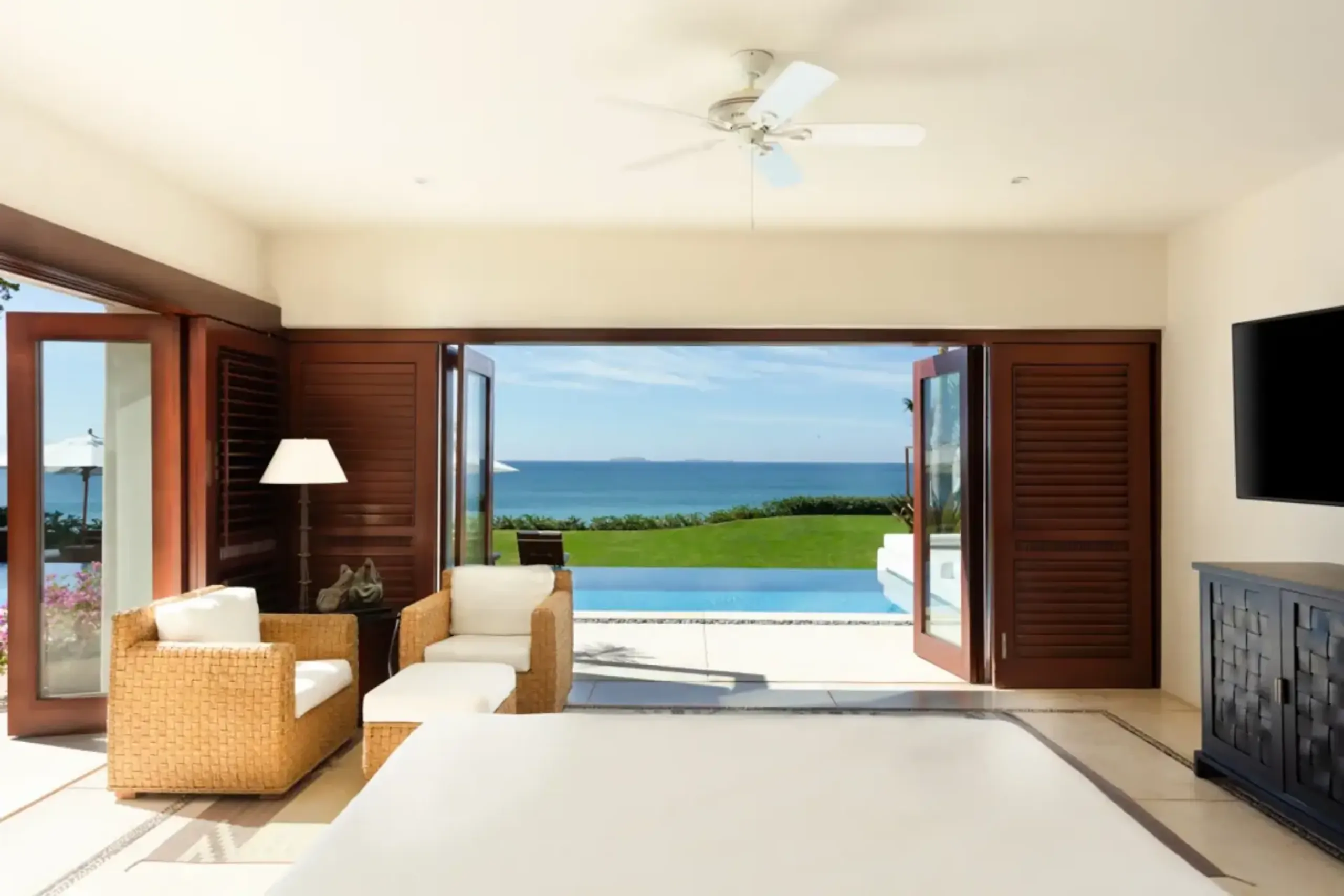 Glamorous Los Ranchos Estate Villa with Infinity Pool, and Beach Access — photograph 9