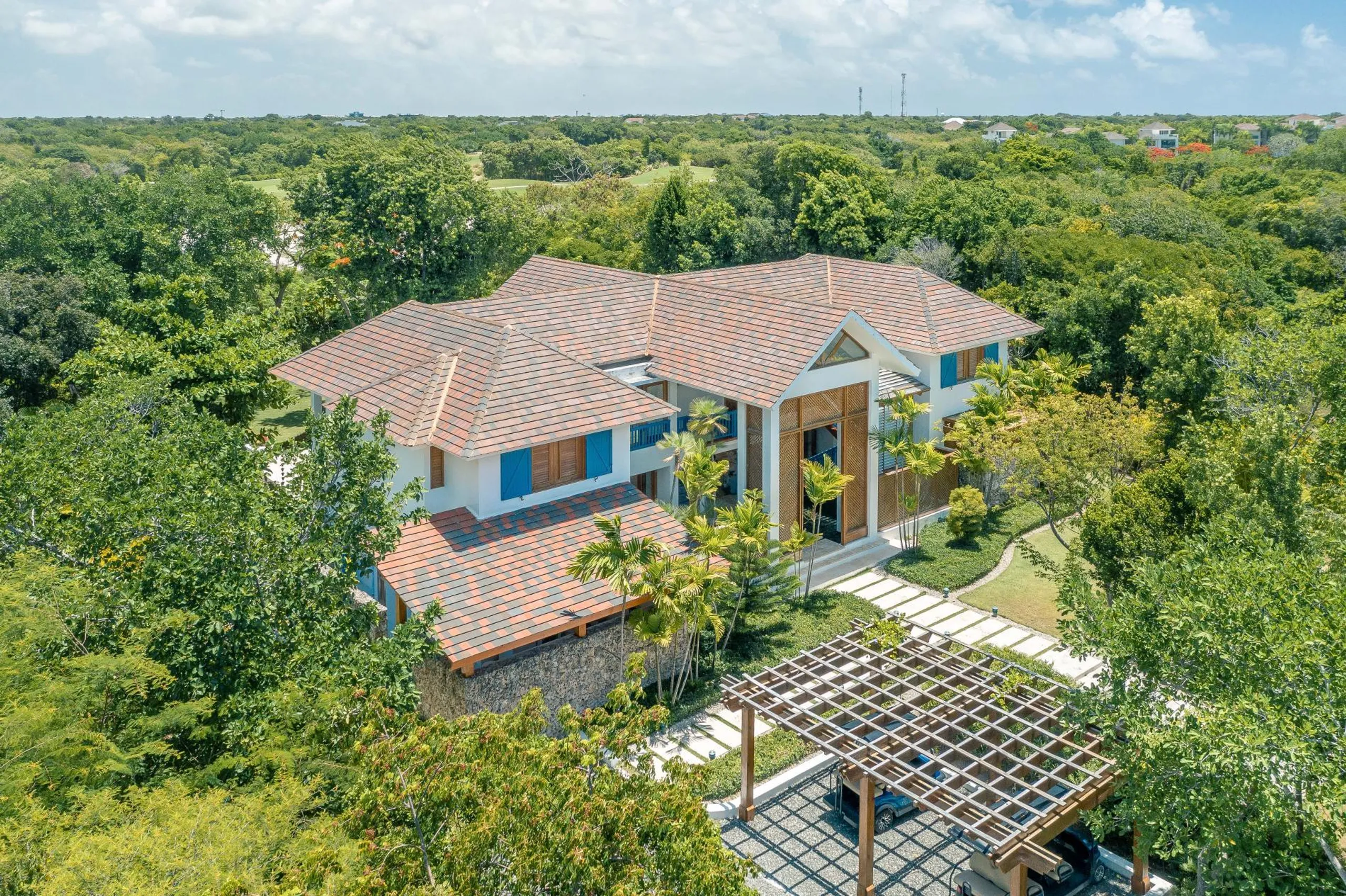 Idyllic Villa with Private Pool Surrounded by Golf Courses and Lush Green Meadows — photograph 2