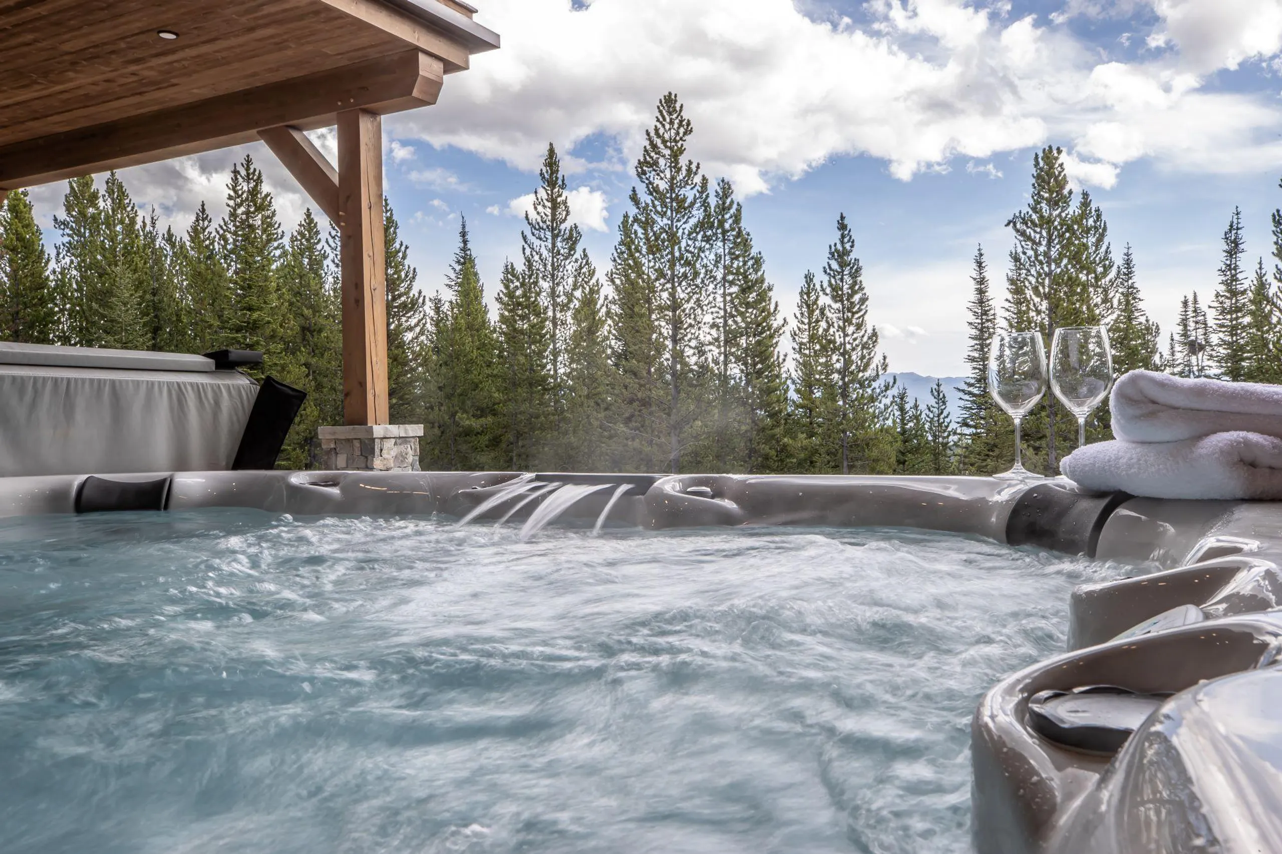 Regal Resort-Style Chalet in Big Sky with Jacuzzi and Fireplace — photograph 2