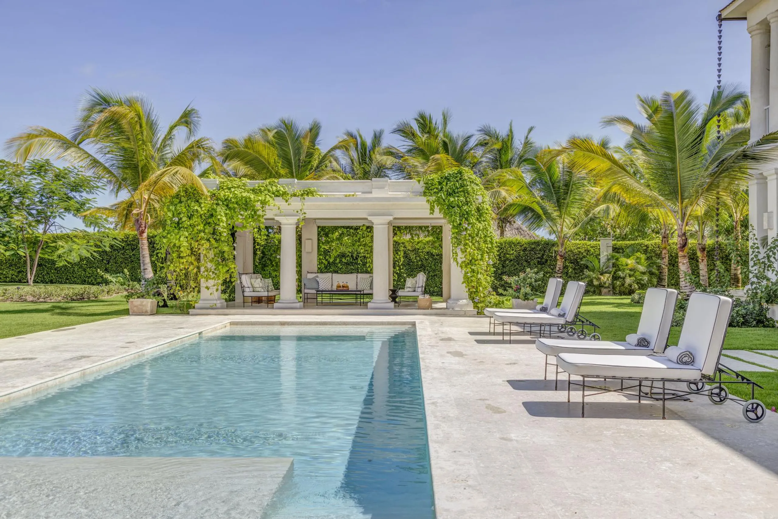 Outstanding Tropical Villa with Invigorating Pool — photograph 2