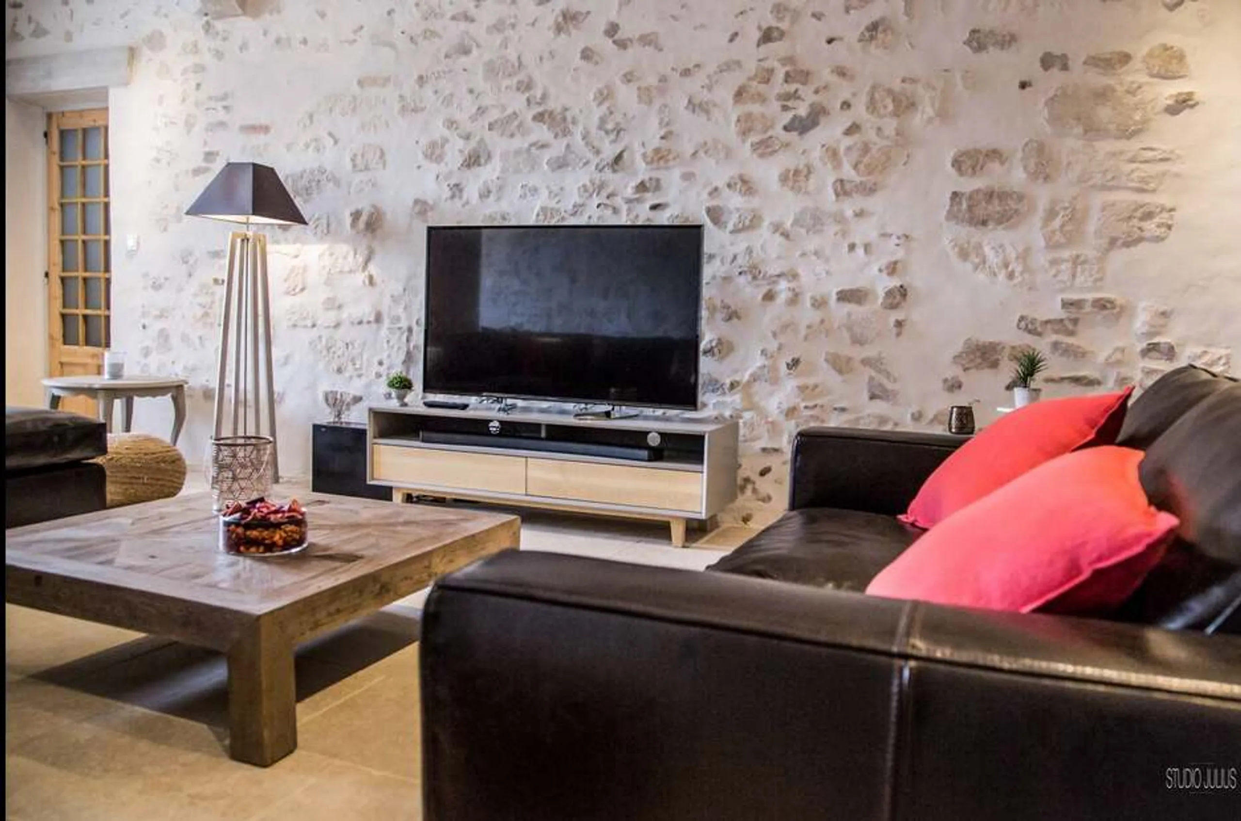 Indulgent 7BR Villa with Heated Pool and 3,000 m² Garden — photograph 8