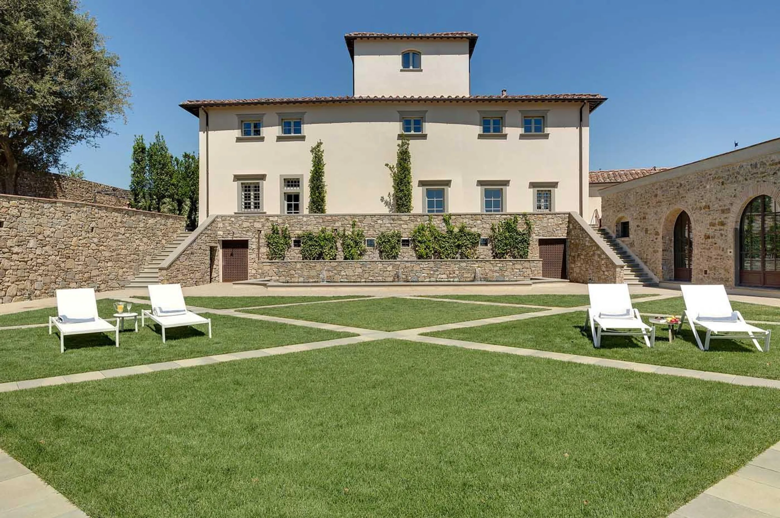 Regal Tuscan Resort-Style Estate with Private Pool and Garden Lounge — photograph 9