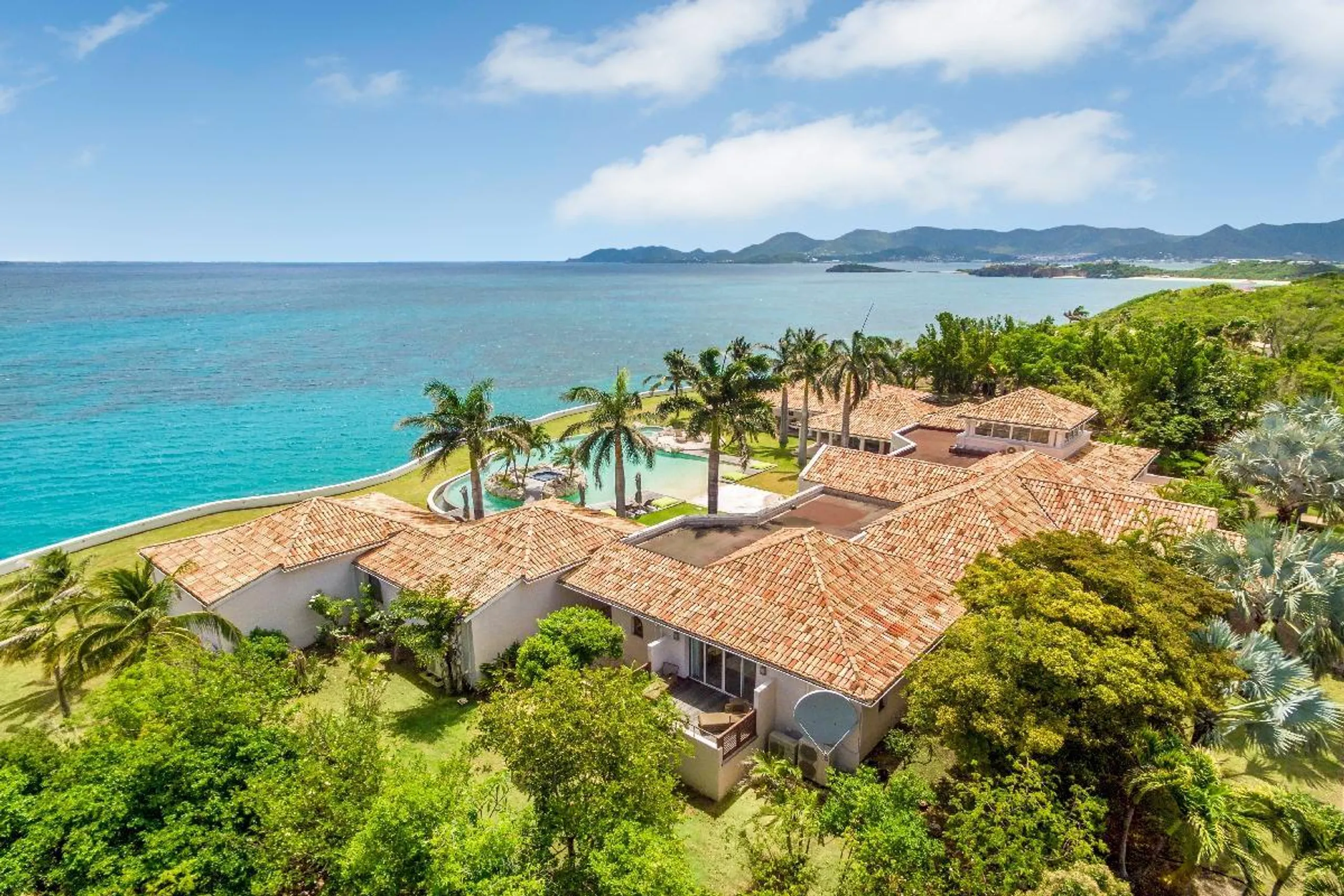 French Caribbean Style Grand Estate with Beautiful Infinity Pool and Ocean Views — photograph 4