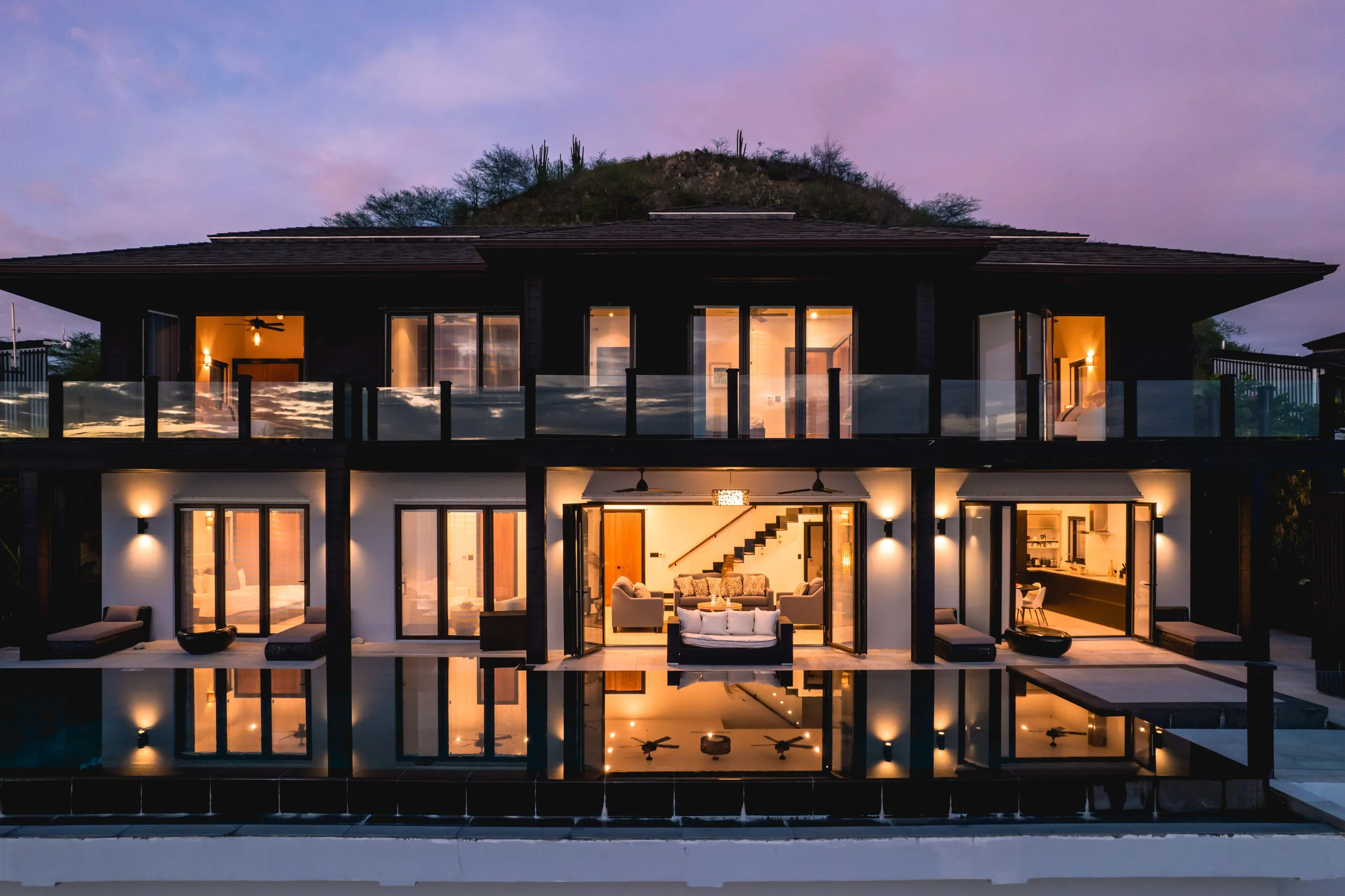 Magnificent Oceanfront 5-Bedroom Villa with with Infinity Pool, Private Garden and Sunset Views in Antigua