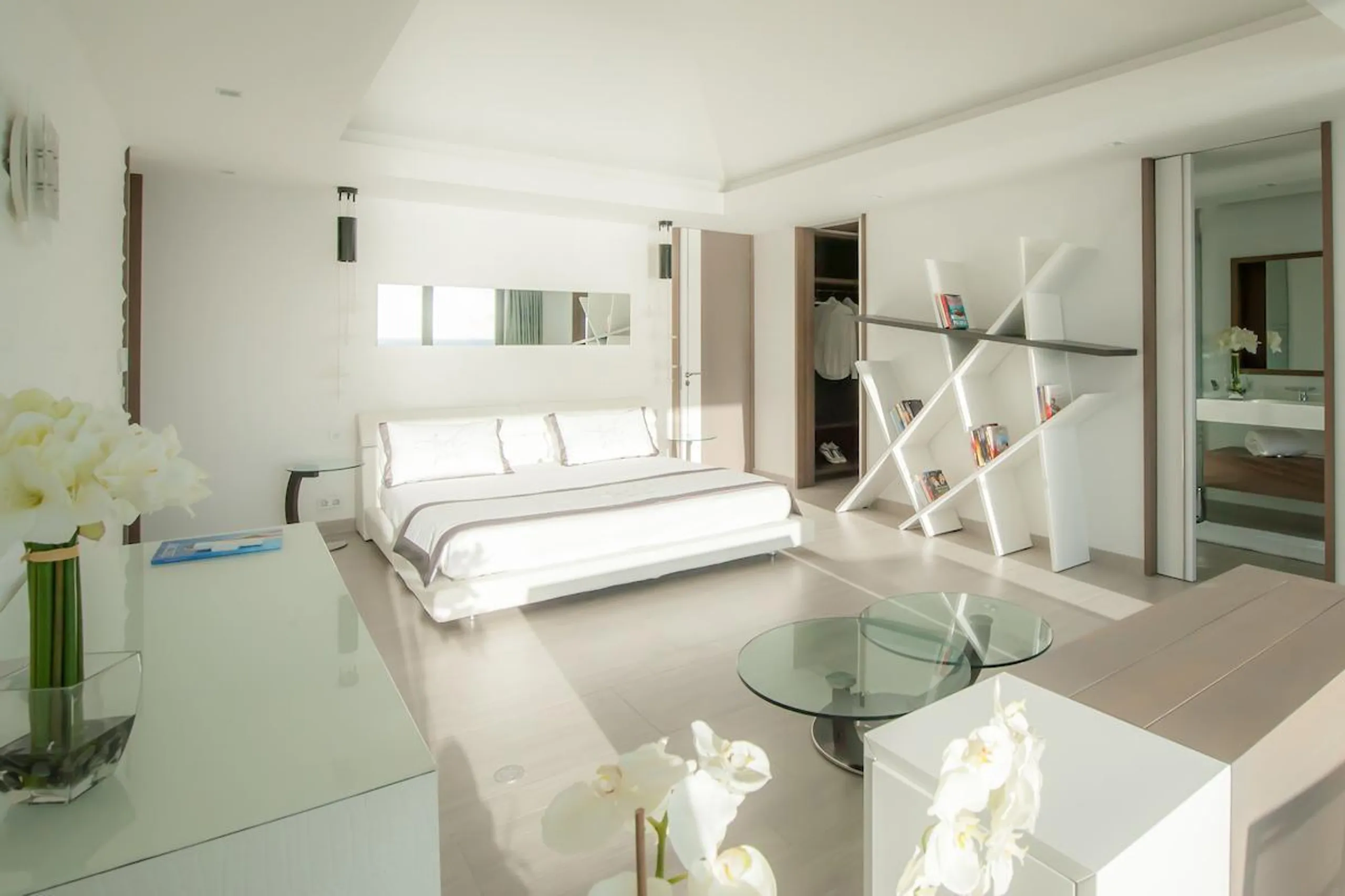 Sweeping Sleek and Stunning Oceanview Villa with Infinity Pool and Golfers Dream Fitness Equipment — photograph 11