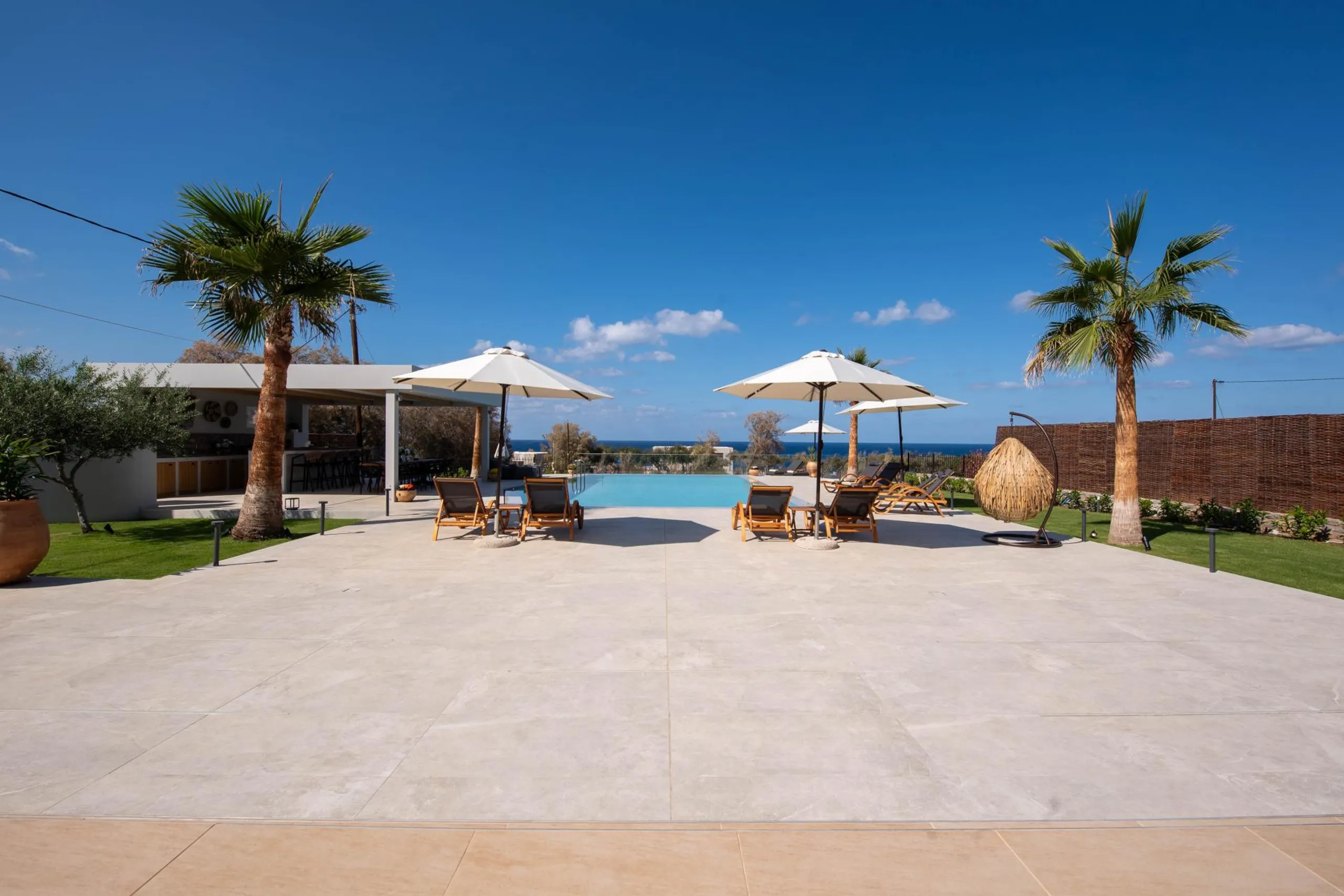Luxurious 6-Bedroom Villa with Pool, Sea Views & Walkable Beach Access — photograph 10