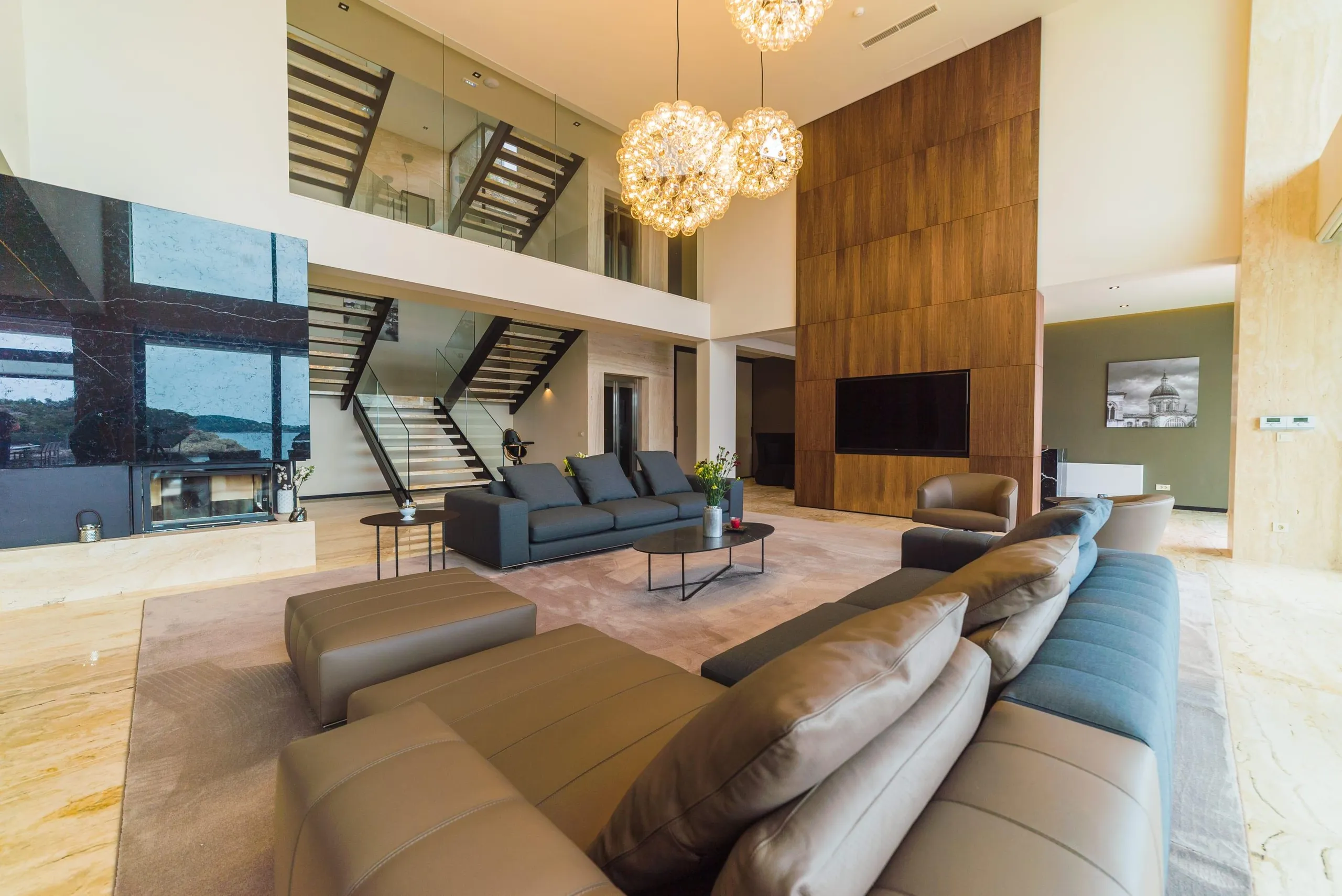 Lavish Waterfront Villa with Beach Access — photograph 4