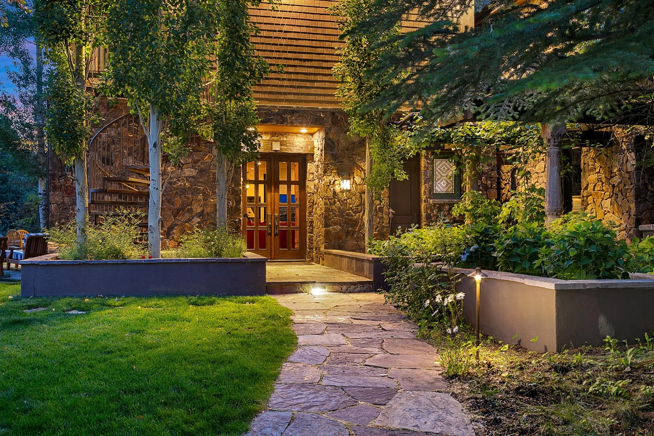 Breathtakingly Beautiful Villa with Function Hall, Game Room and Inviting Atmosphere — photograph 4