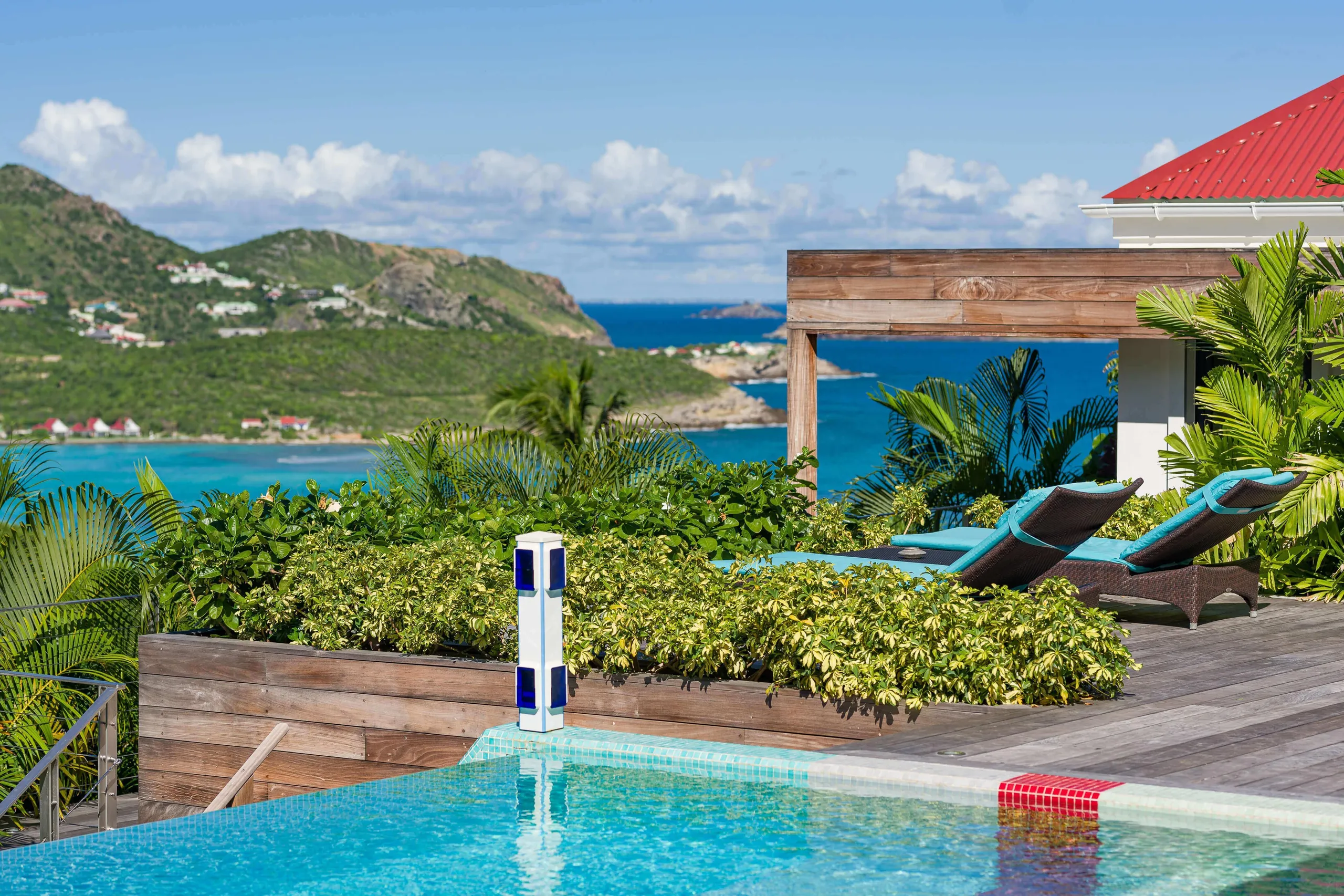 Colonial-Styled Villa with Private infinity Pool and Bay Views — photograph 7