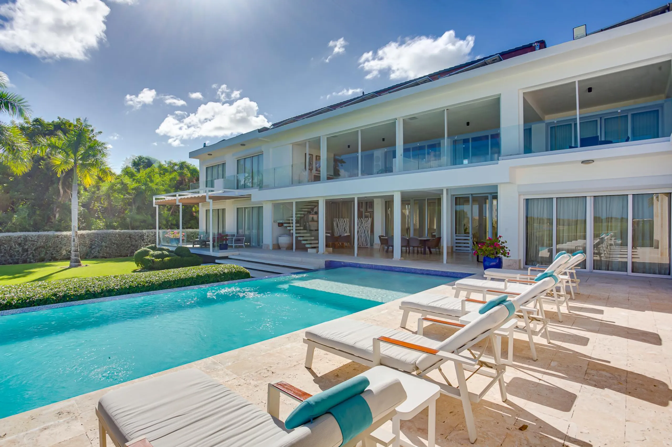 Bright & Modern 5-Bedroom Villa with Private Pool and Tropical Views, Punta Cana