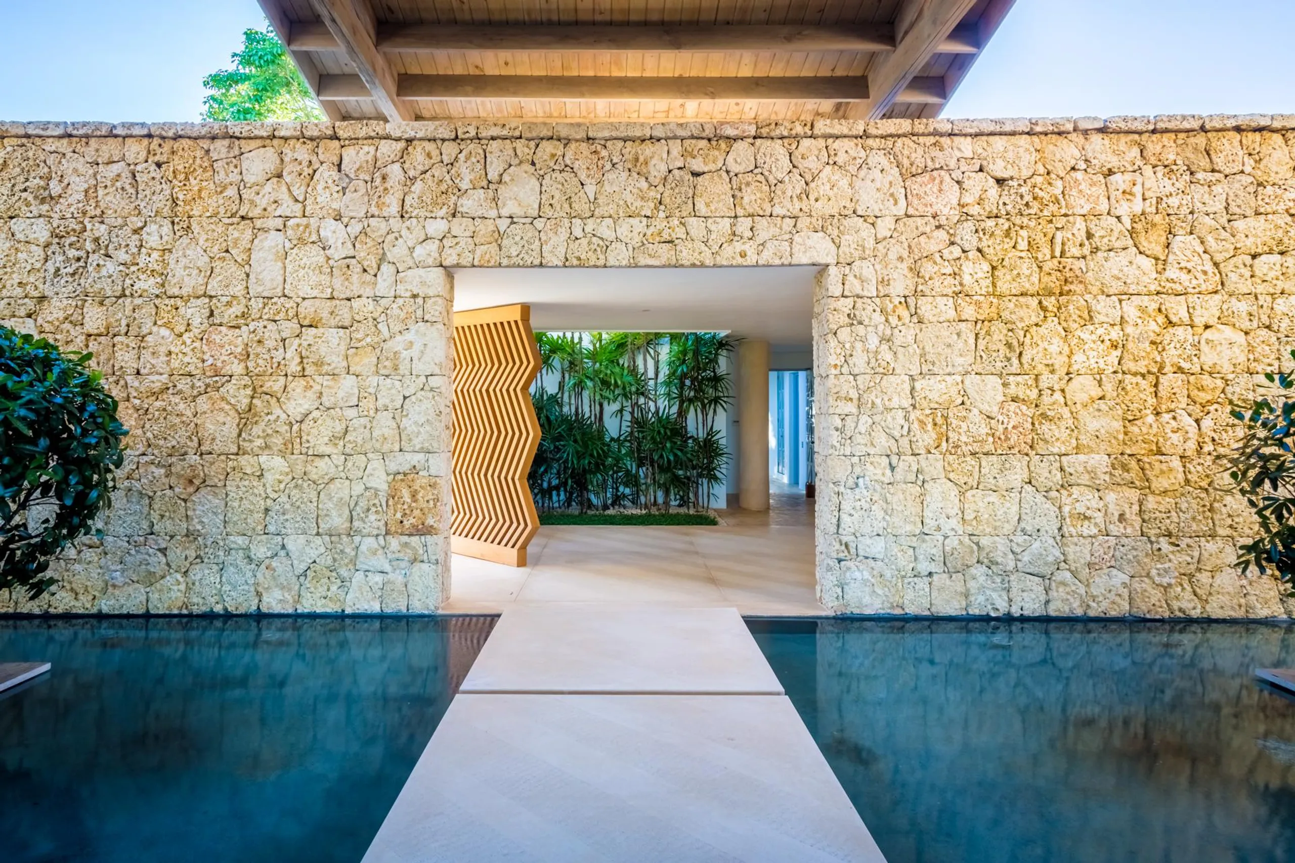 Exhilarating Contemporary Villa with 18-Meter Pool and Jacuzzi — photograph 7