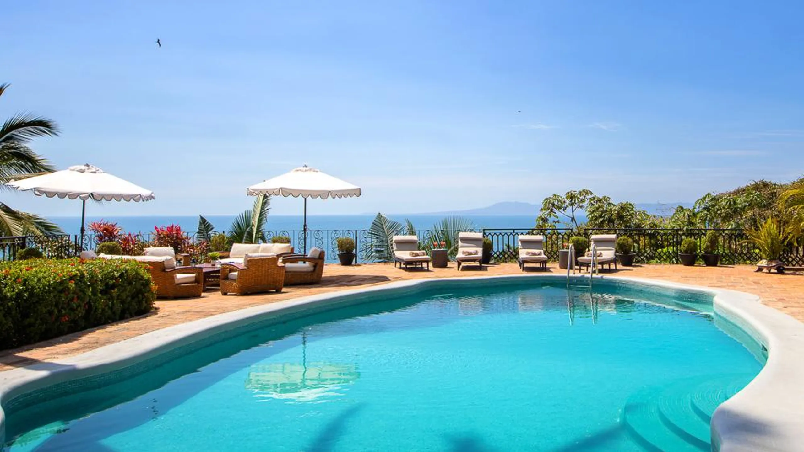 Mid-Century Modern Villa with Pool and Ocean Views — photograph 2