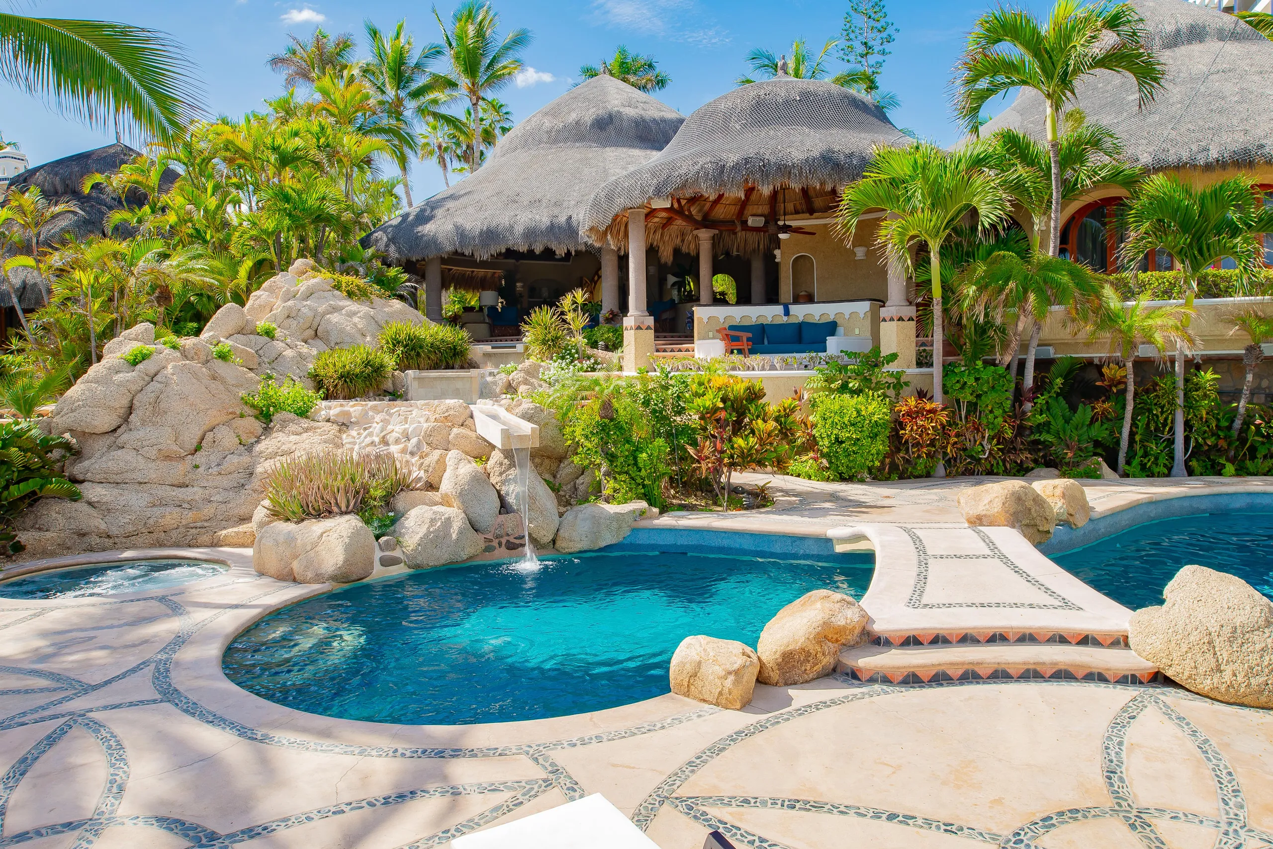 Corridor Beachfront Compound with Pools, Waterfall and Ocean Views — photograph 3