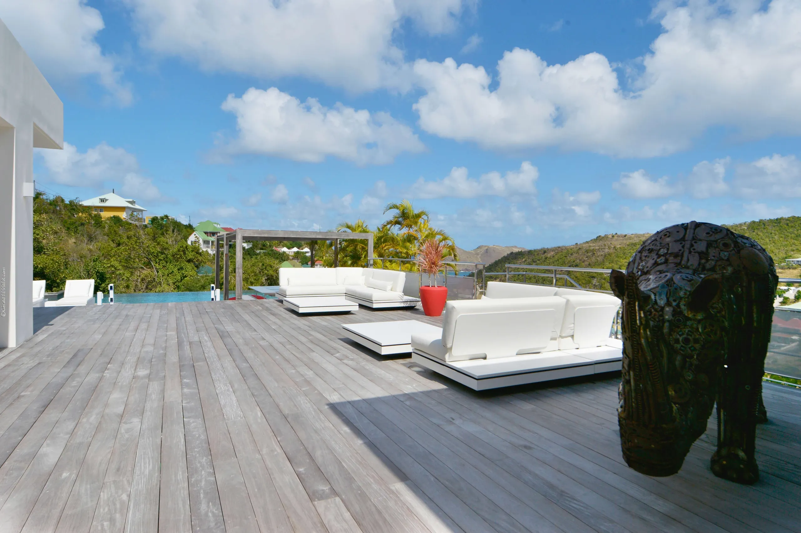 Luxury Villa Oasis: Serene Hillside Retreat with Infinity Pool in St-Barts — photograph 10