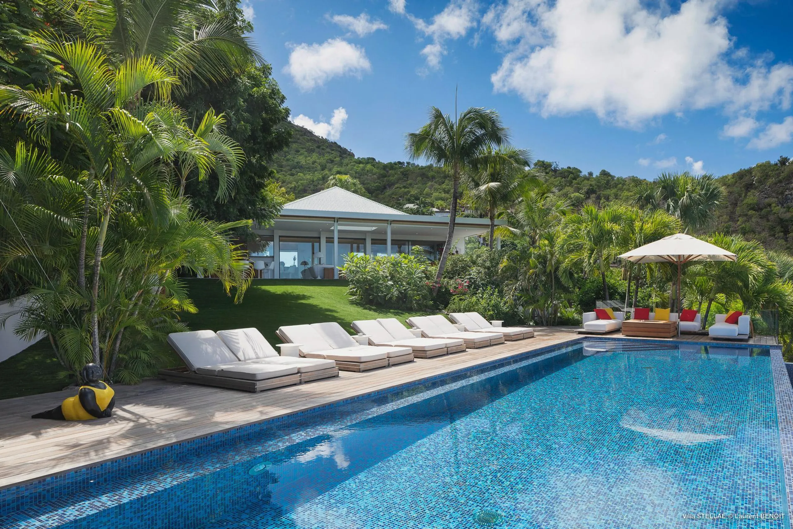 Extraordinary Luxury Estate with Infinity Pool and Sweeping Ocean Views — photograph 3
