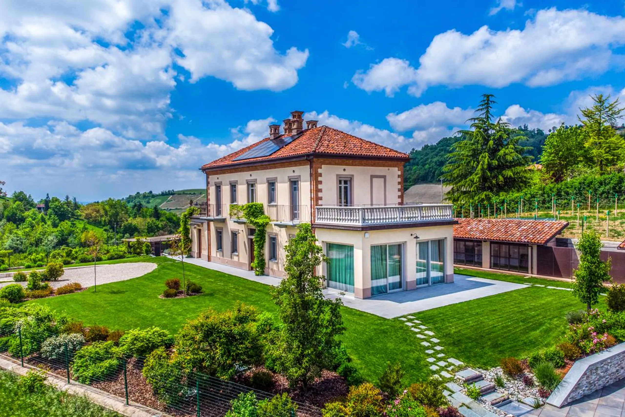 Elegant Countryside Villa in Piedmont with Pool and Vineyard Views — photograph 4