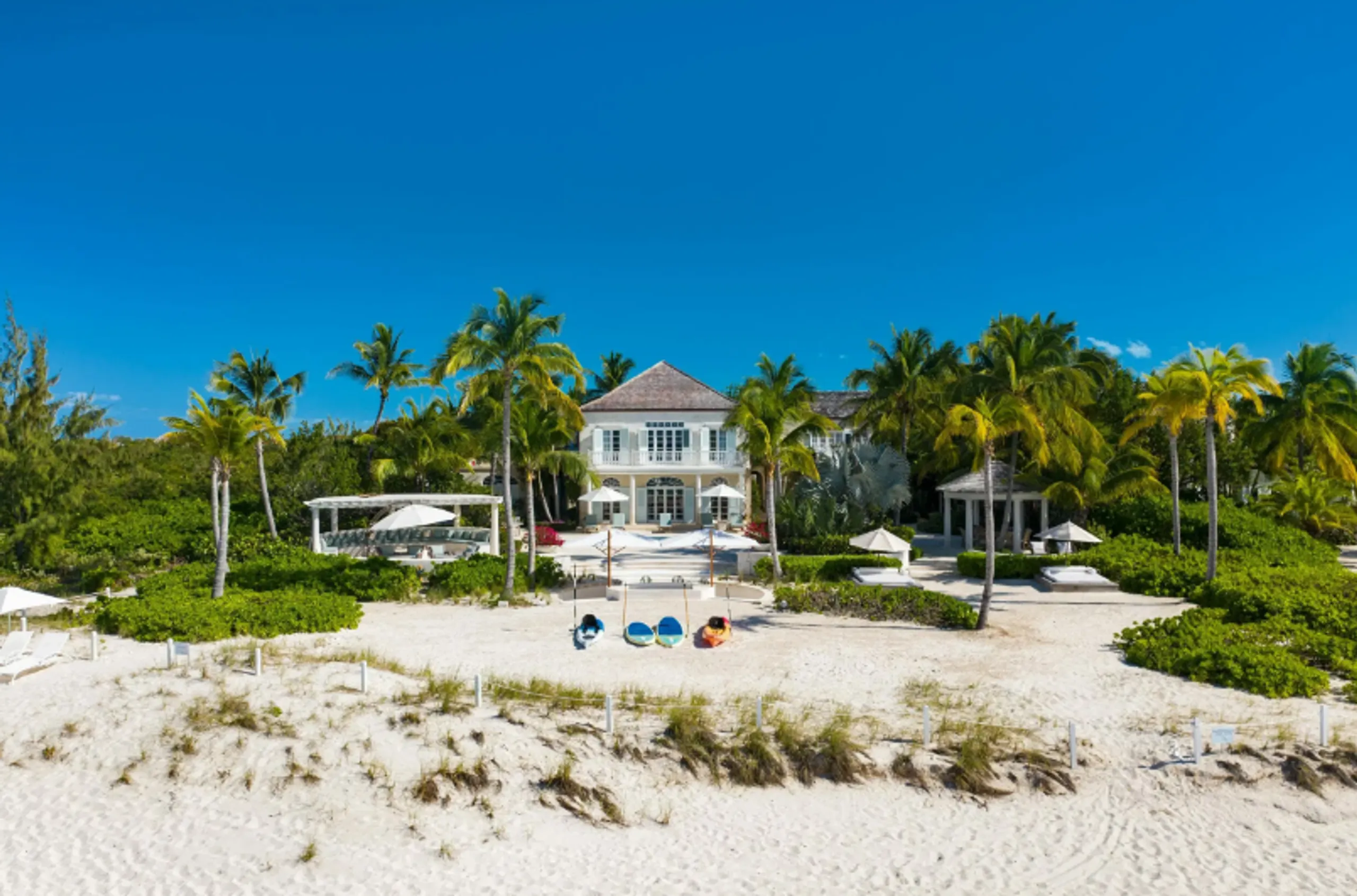 A Luxurious Caribbean Estate with Private Pool and Ocean Views — photograph 5
