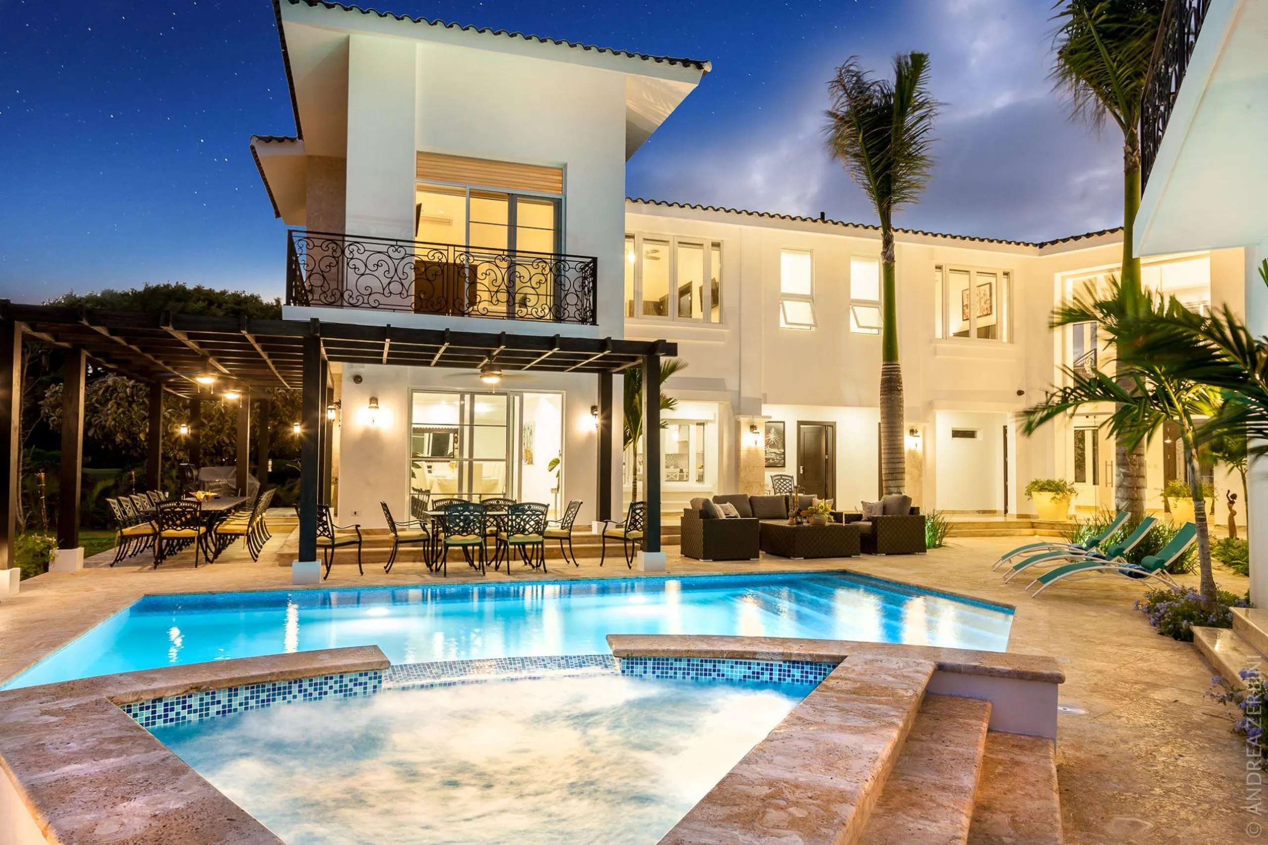 Majestic State of the Art Villa with Private Heated Pool, Jacuzzi and Lake Views — photograph 3