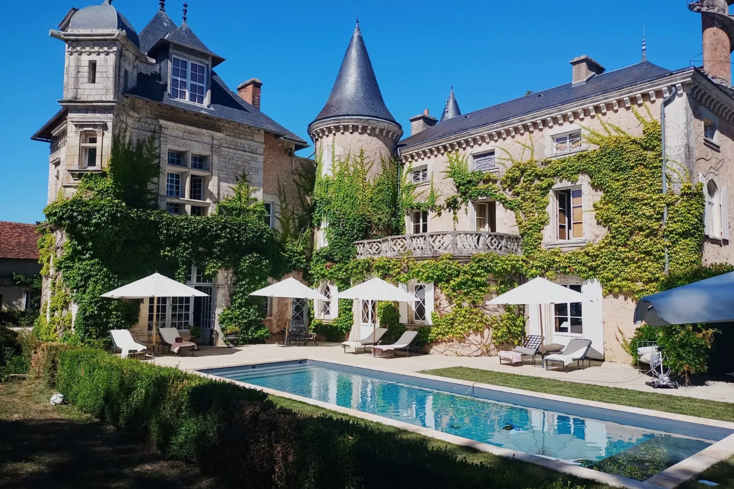 Breathtakingly Beautiful 16th Century Estate with Private Pools and Overlooking Views of Anglin River — photograph 2