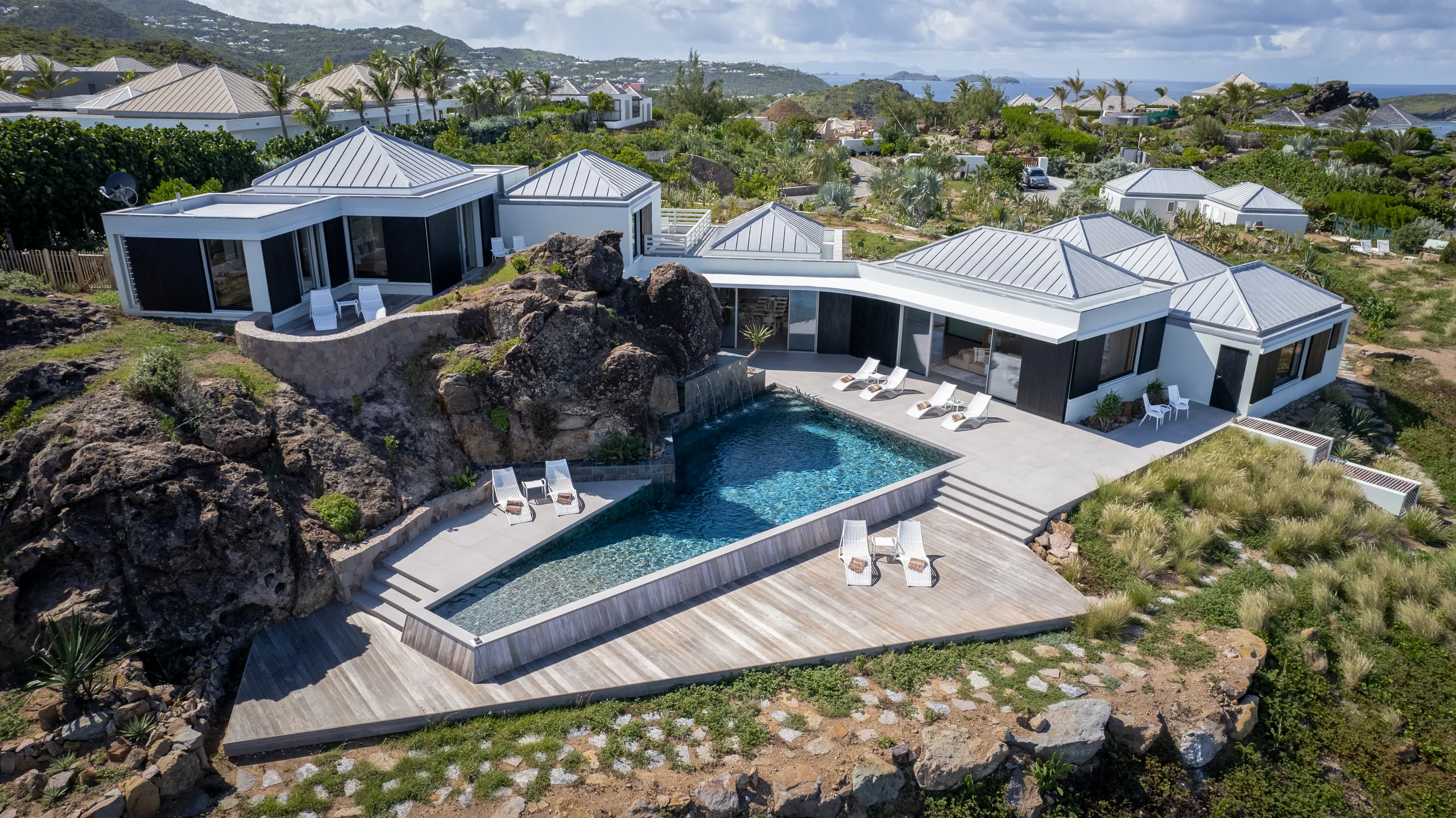 Contemporary 4-Bedroom Villa with Heated Pool & Sea Panorama, Petit Cul de Sac