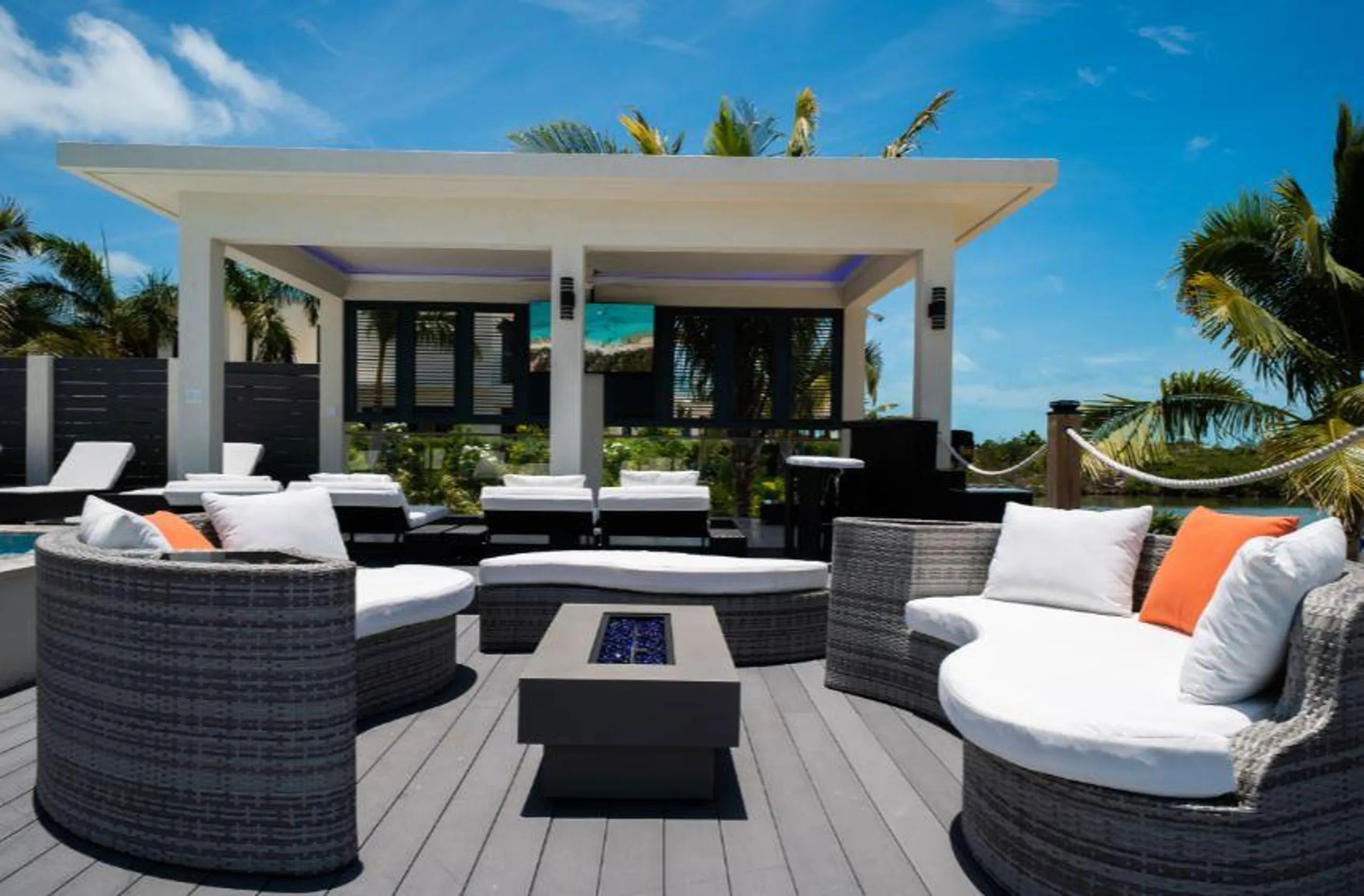 Chic Waterside Villa with Private Pool and Stunning Views — photograph 6