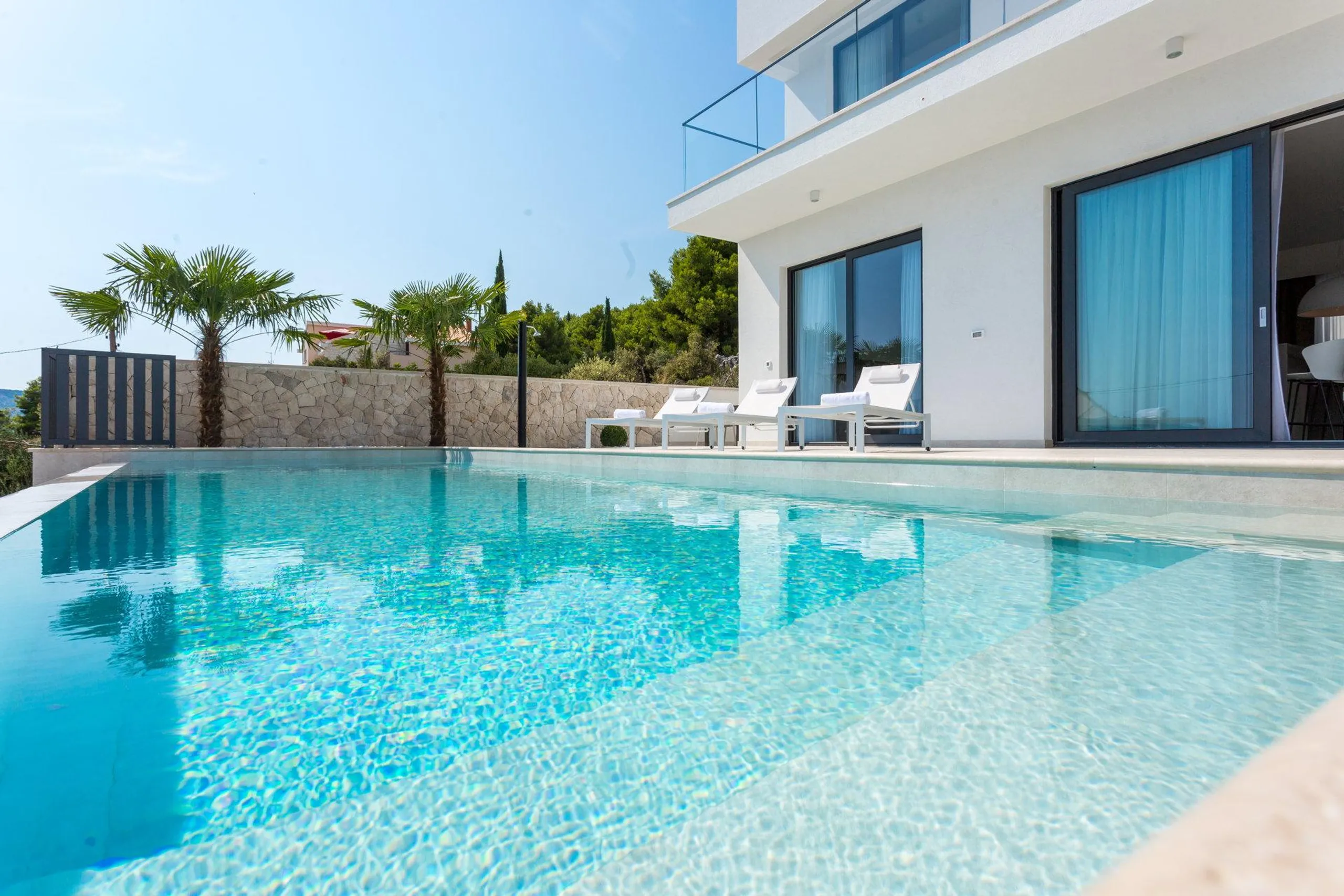 Gleaming White Villa with Private Pool and Sea Views — photograph 3