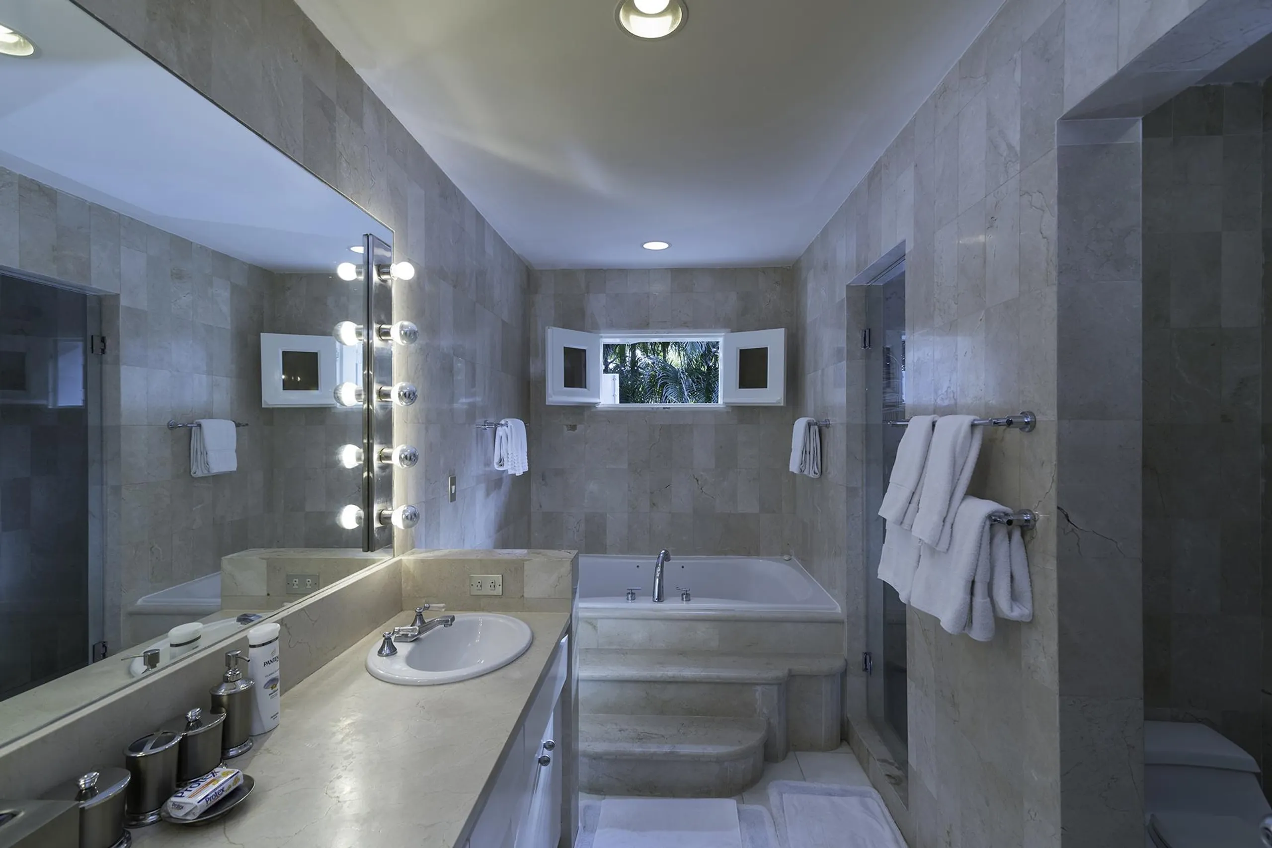 Lavish Oceanfront Abode with Private Pool and Overlooking Garden — photograph 9
