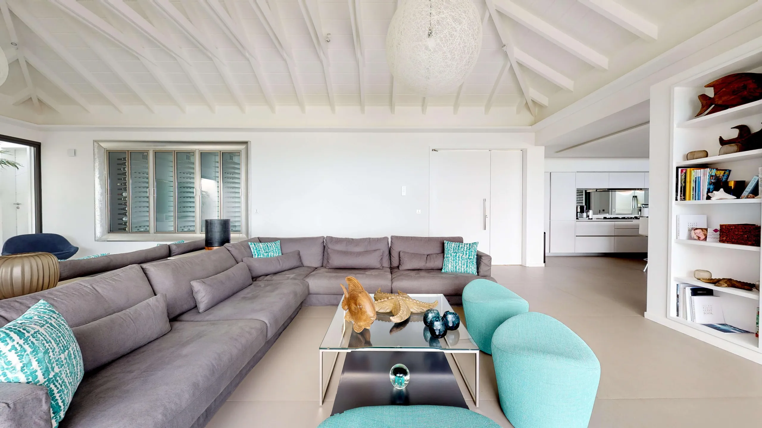 Luxe Hillside Haven with Infinity Pool and Panoramic Ocean Views — photograph 9