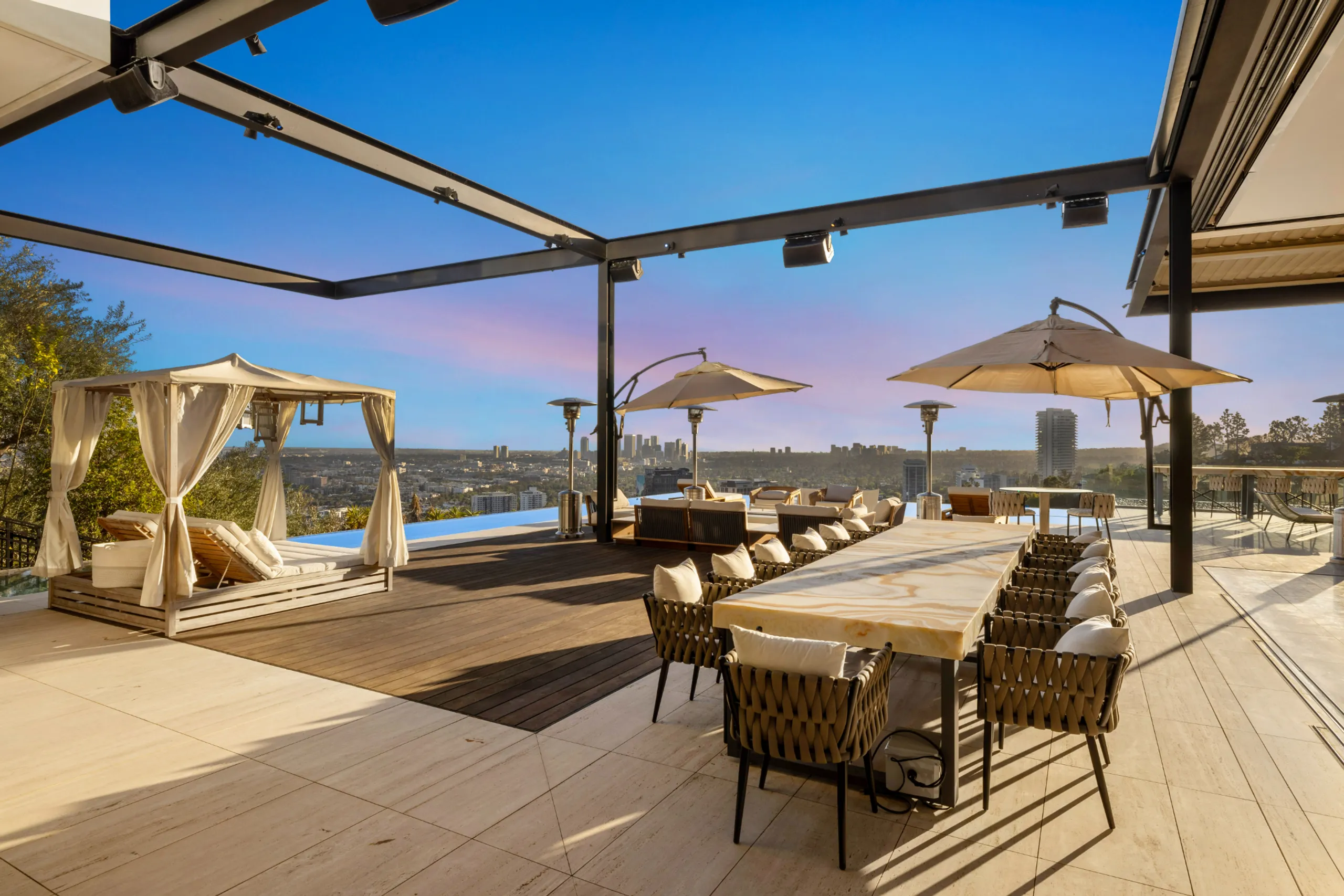 High End Four Bedroom Villa with Private Infinity Pool and Awe-Inspiring Views — photograph 3