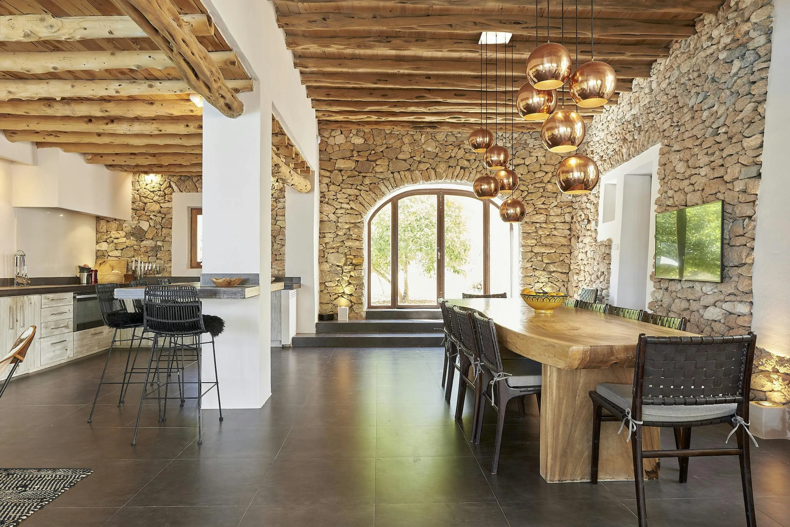 Rustic Spanish Villa in Ibiza with Private Pool and Backyard Entertainment — photograph 8