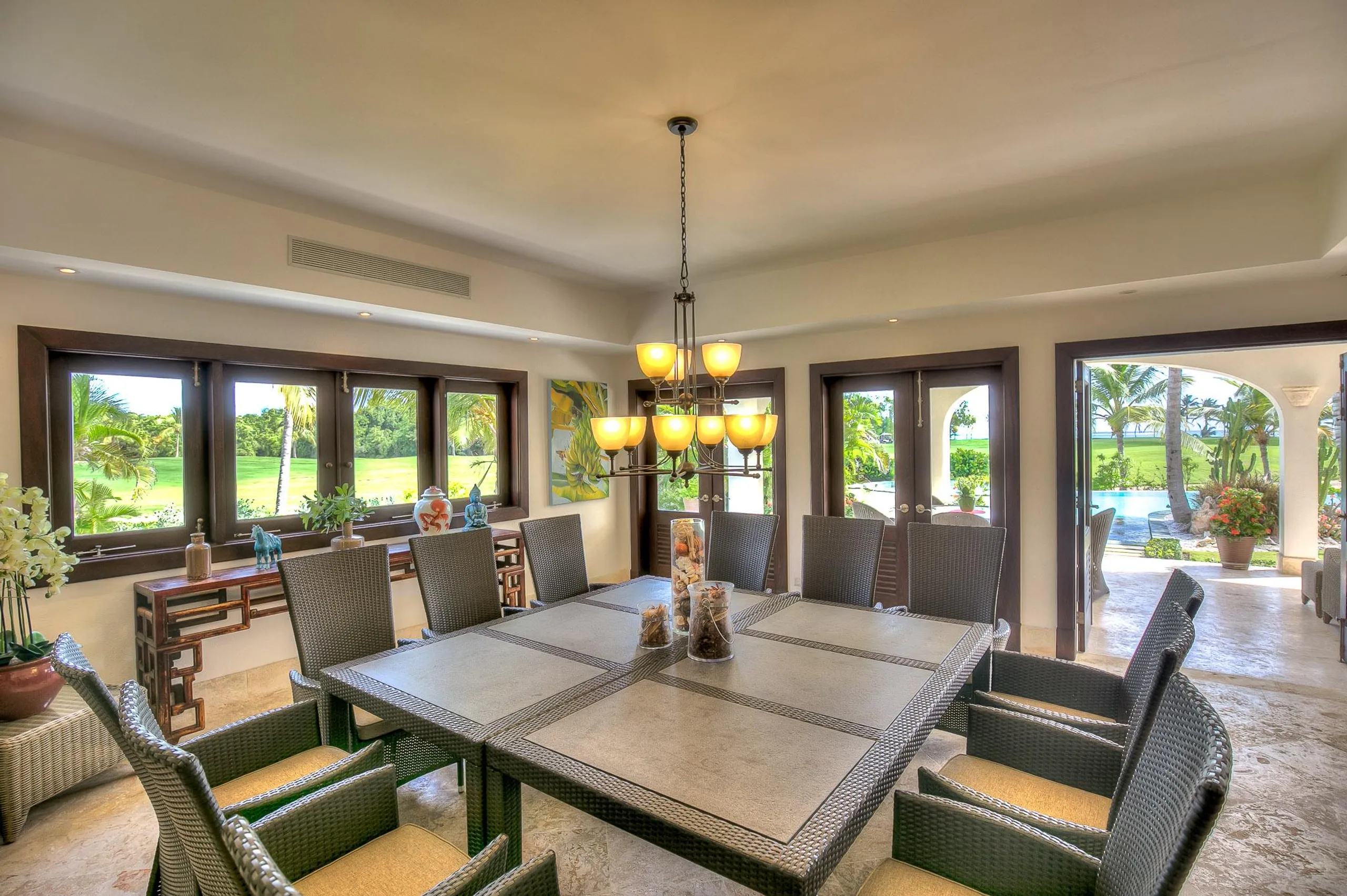 Classic Spanish Colonial Style with Private Pool and Golf Views — photograph 11