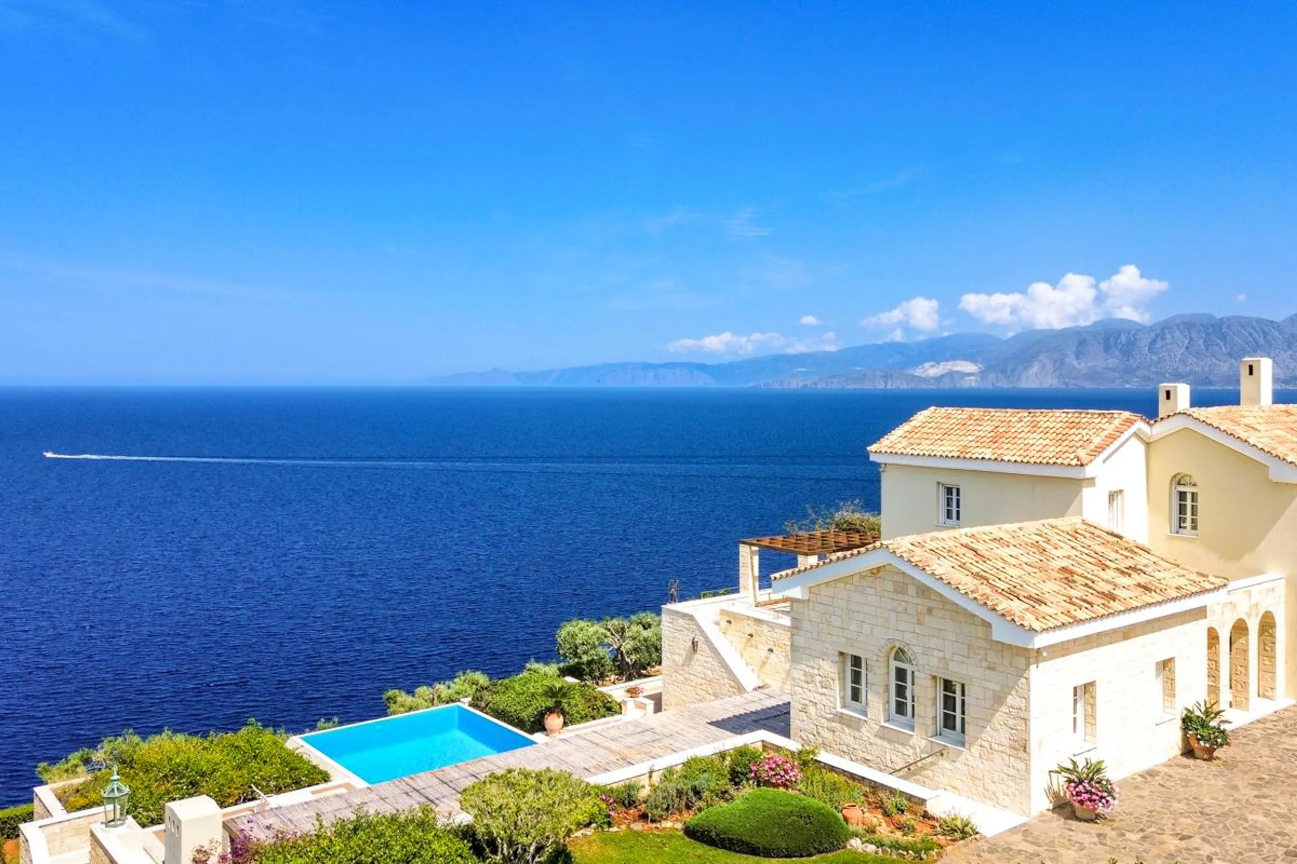 Magnificent Estate in Crete with Pool and Mediterranean Sea Views — photograph 5