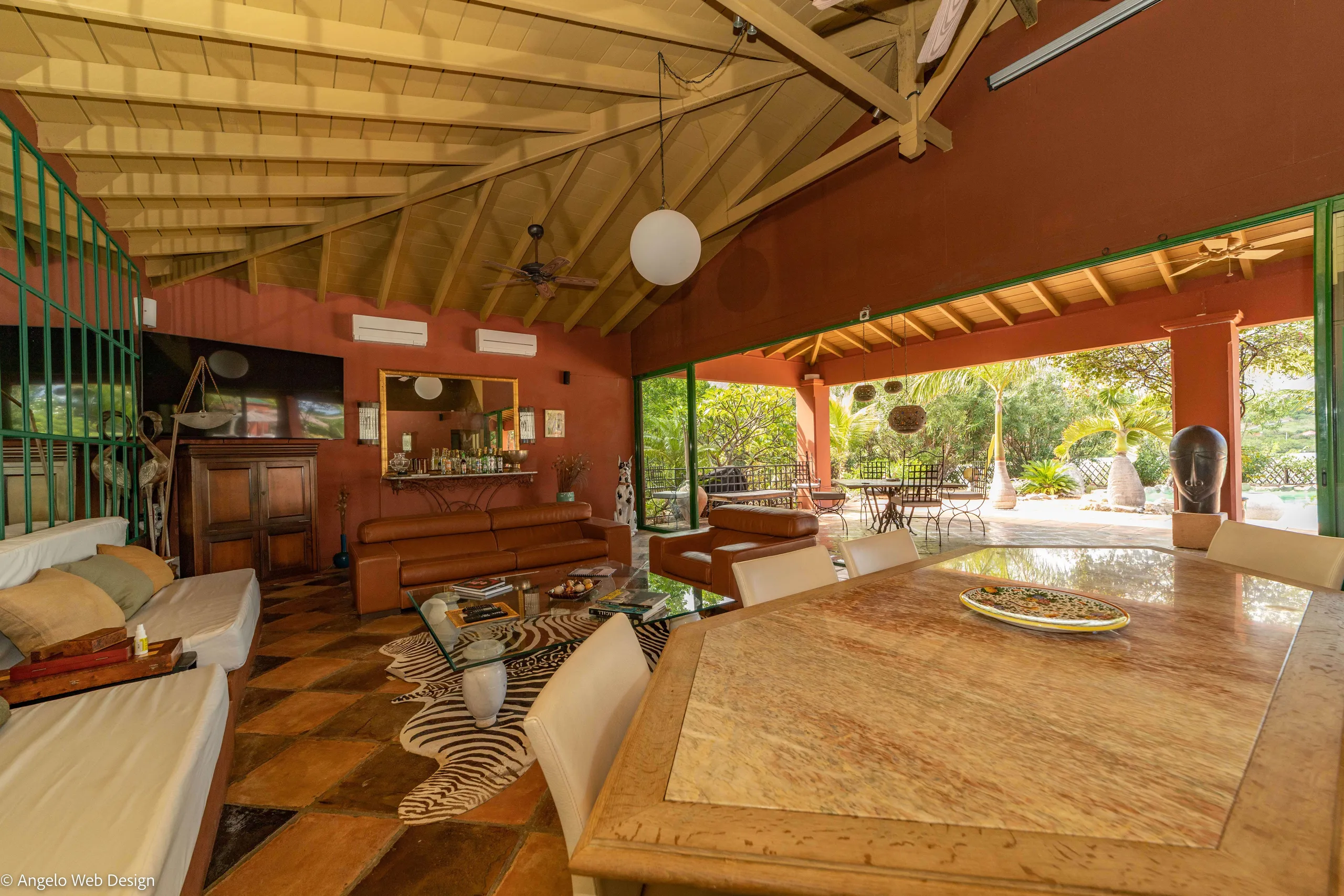 Regal Tropical Estate with Private Pool and Luscious Backyard Terrace — photograph 12