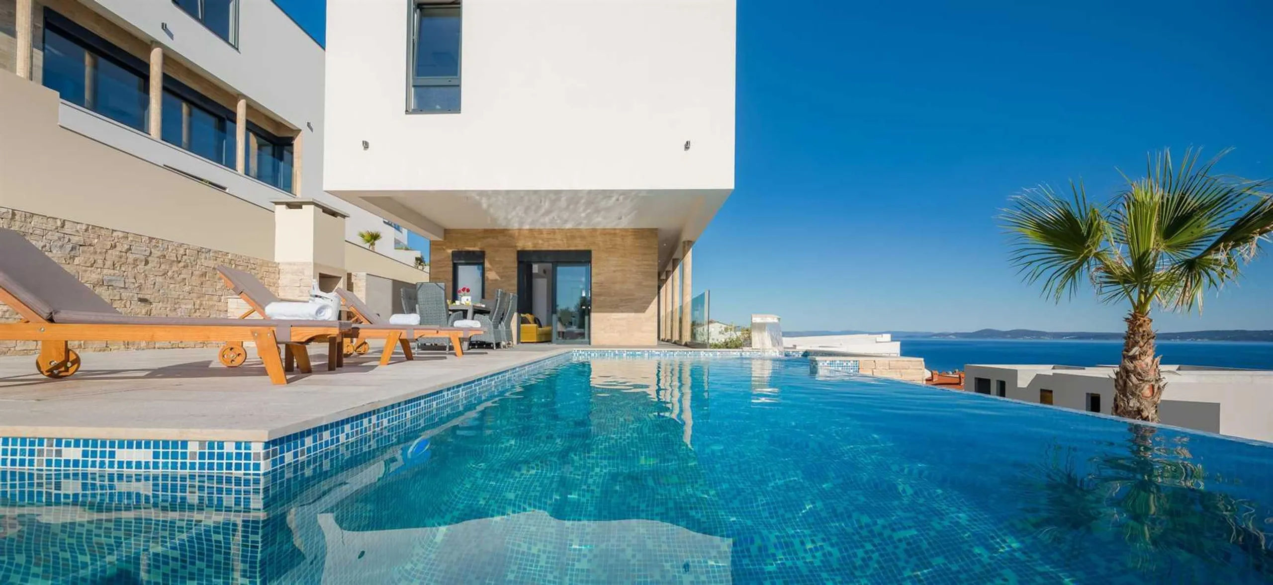 Resplendent Villa with Pool, Jacuzzi, Sauna and Sea Views — photograph 2